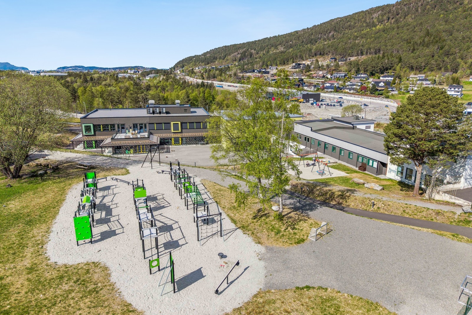 Her bor du godt med barnehage, skole, "tuftepark" og ballbinge rett ved og med kort vei til dagligvare, busstopp og utmerkede tur- og friluftsområder. Galleribilde