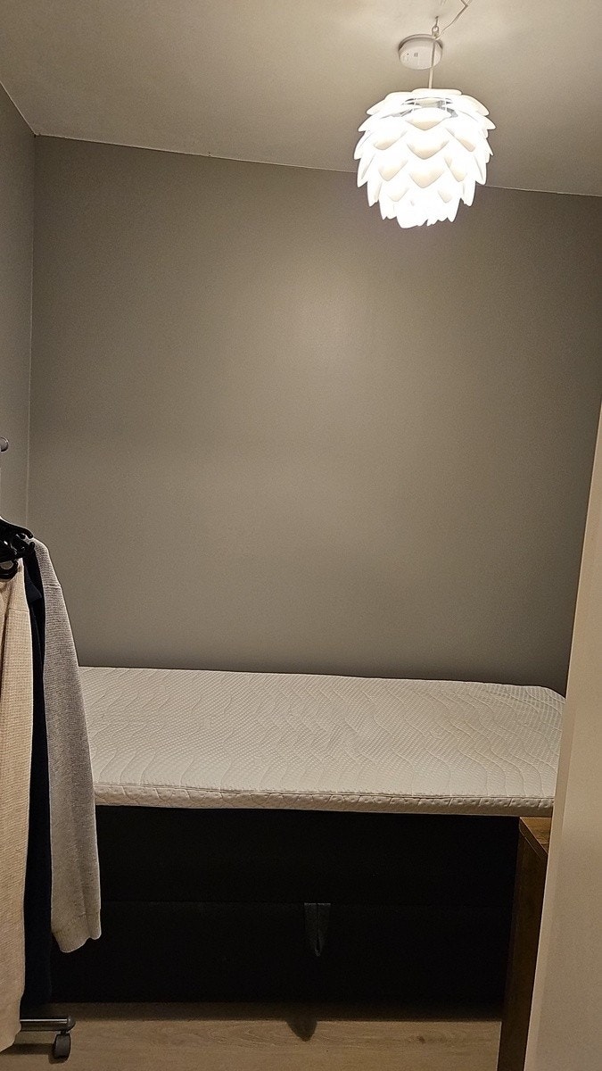Sengen på det lille soverommet har oppbevaring. Galleribilde