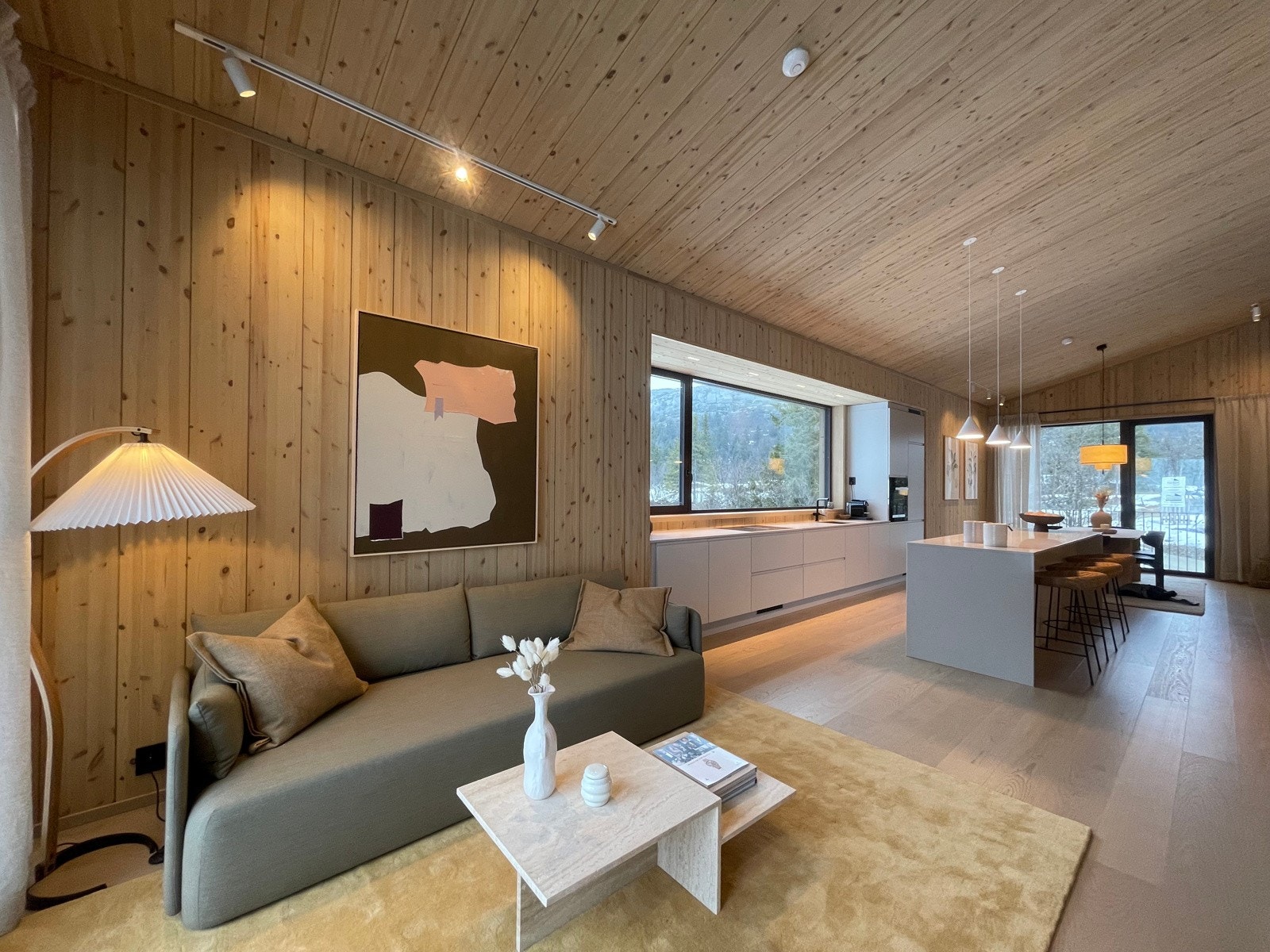 Romslig stuedel med god plass til både sofa og godstoler. (Bilde av lik hytte på annen beliggenhet i prosjektet.) Galleribilde