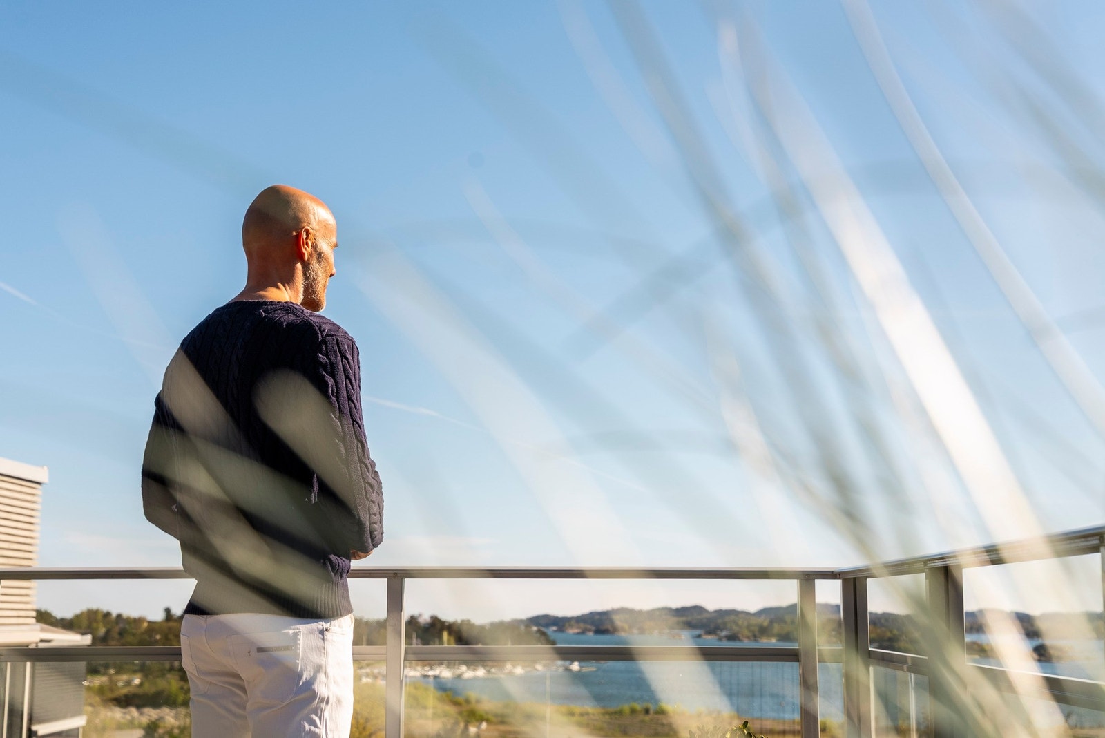 Fra eiendommen er det nydelig utsyn over fjorden hvor man har god oversikt over båt-trafikken Galleribilde