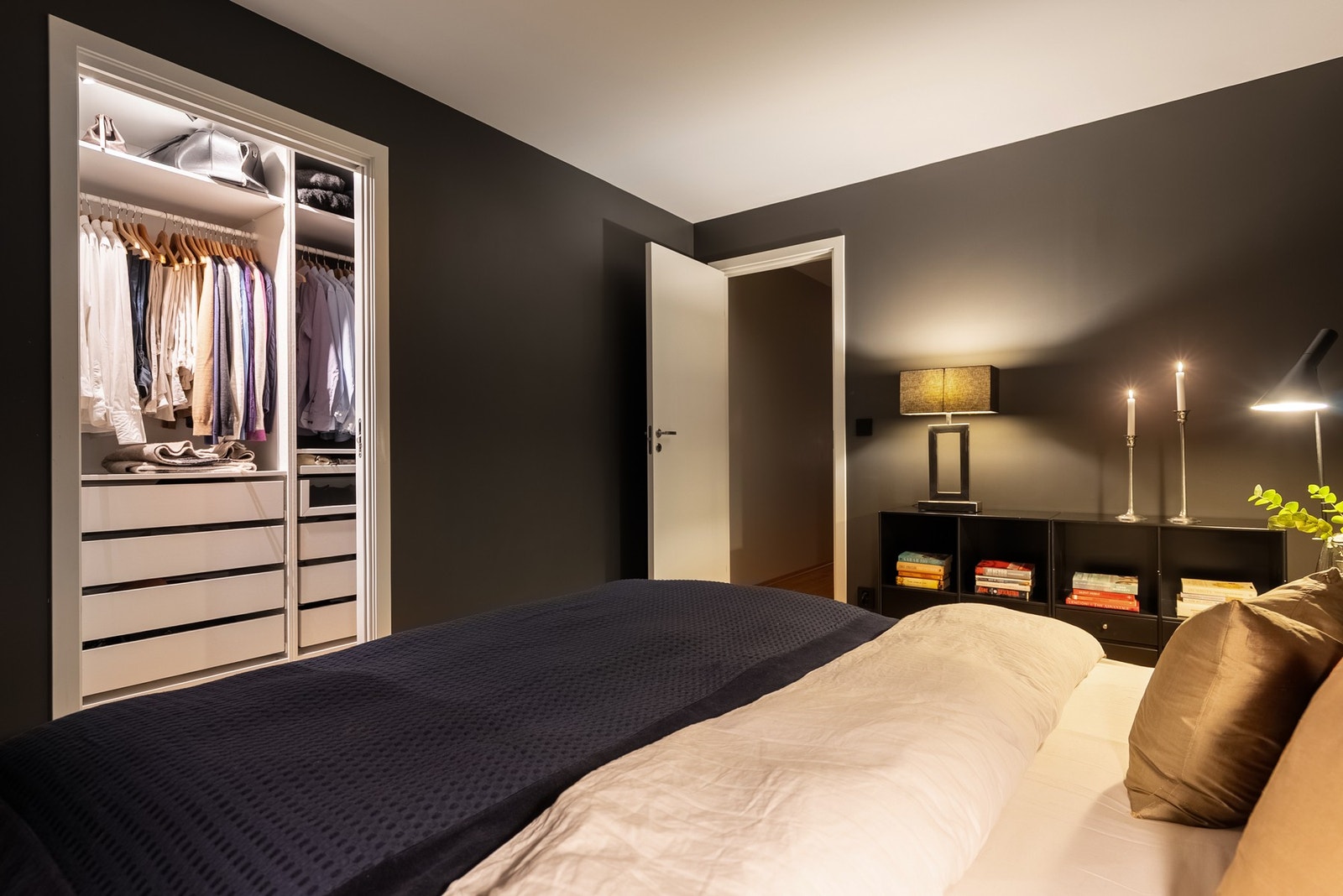 Master har også egen walk-in garderobe Galleribilde