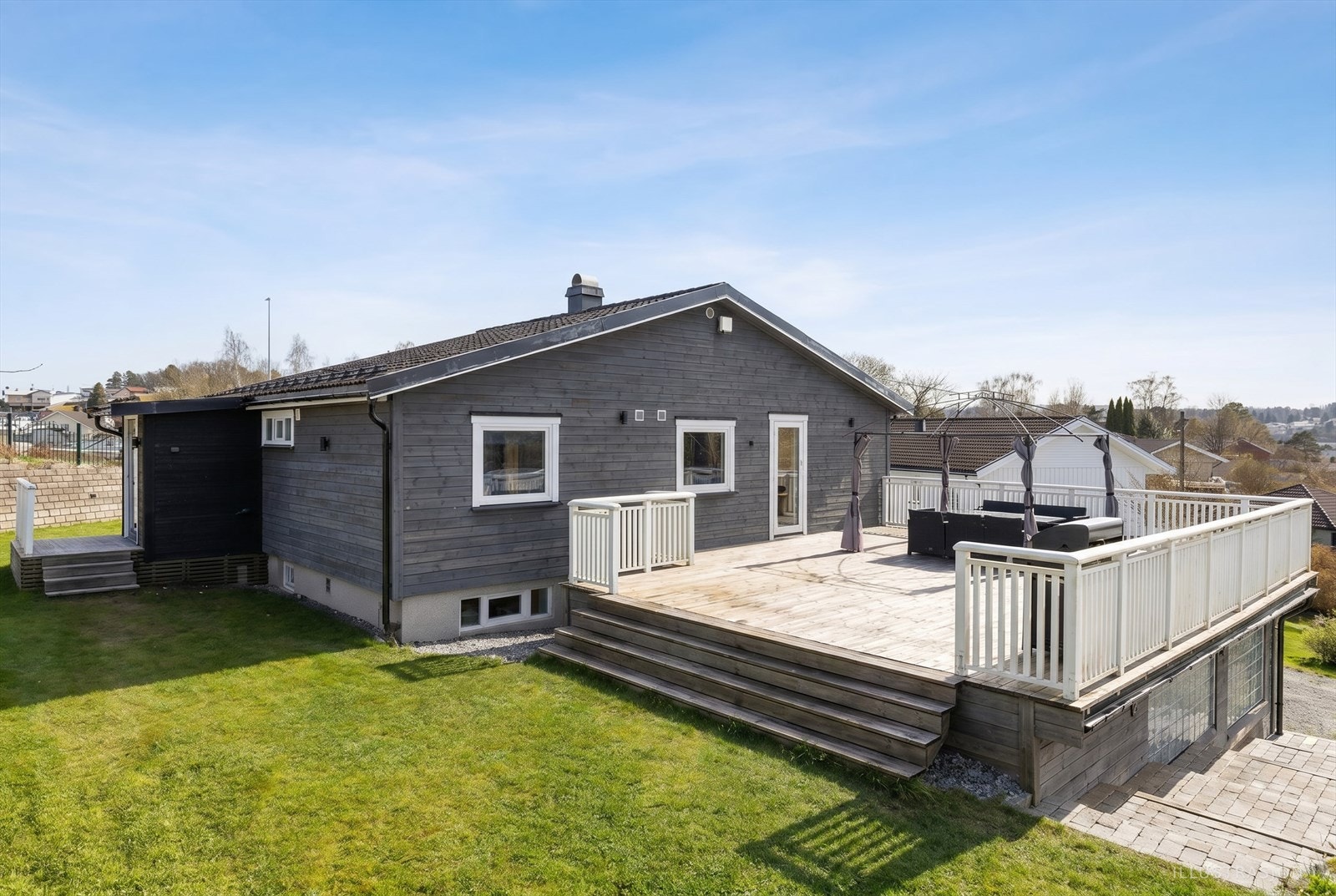 Eiendommen ligger i et tilbaketrukket og barnevennlig boligområde på Heistad i Porsgrunn. Galleribilde