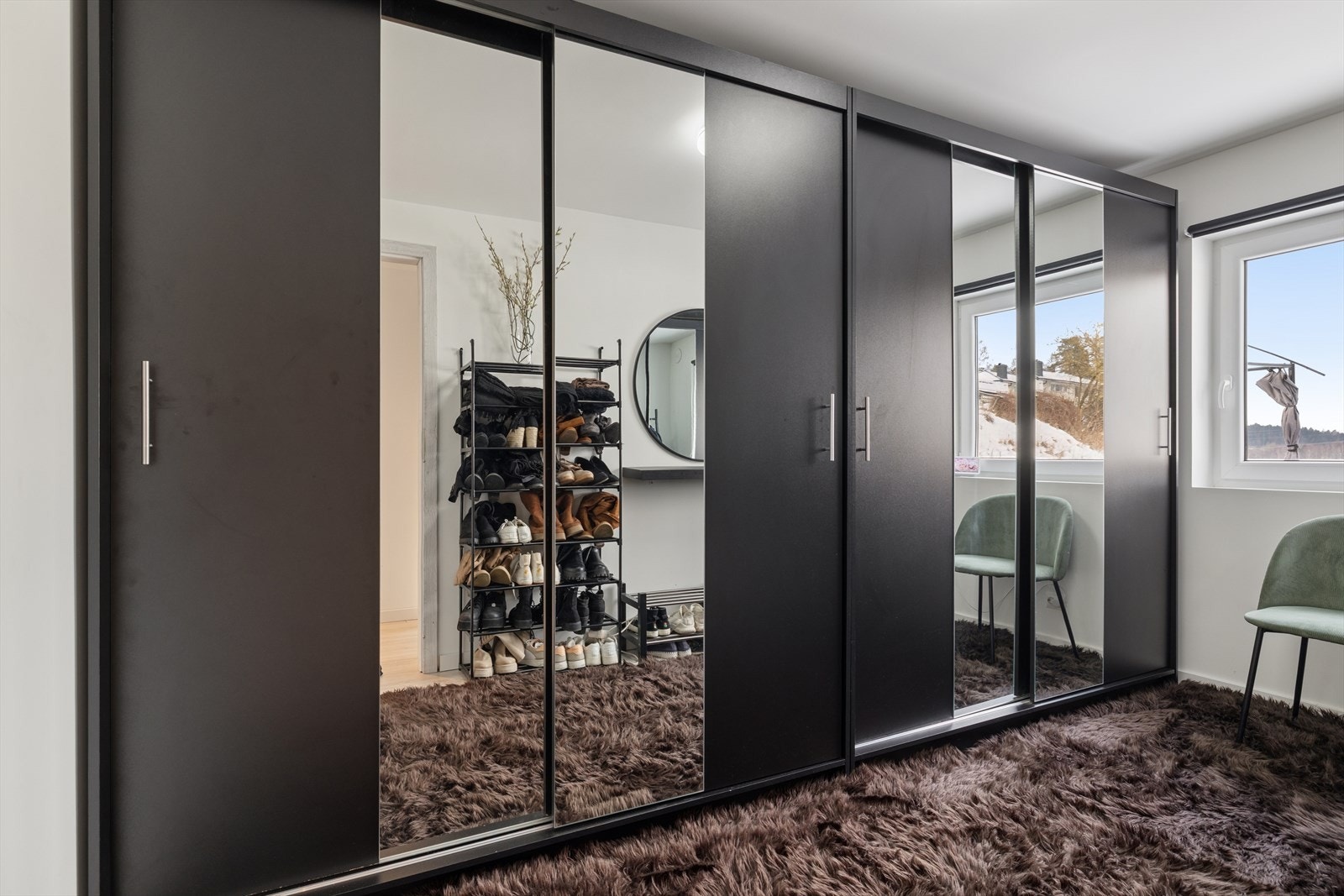 Soverom 3. En praktisk skyvedørsgarderobe gir effektiv oppbevaring i rommet. Galleribilde