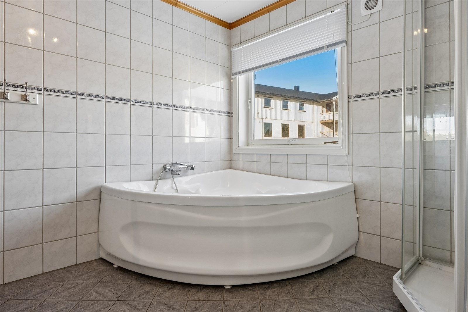 Flat eiet tomt på ca. 1.171 kvm Galleribilde