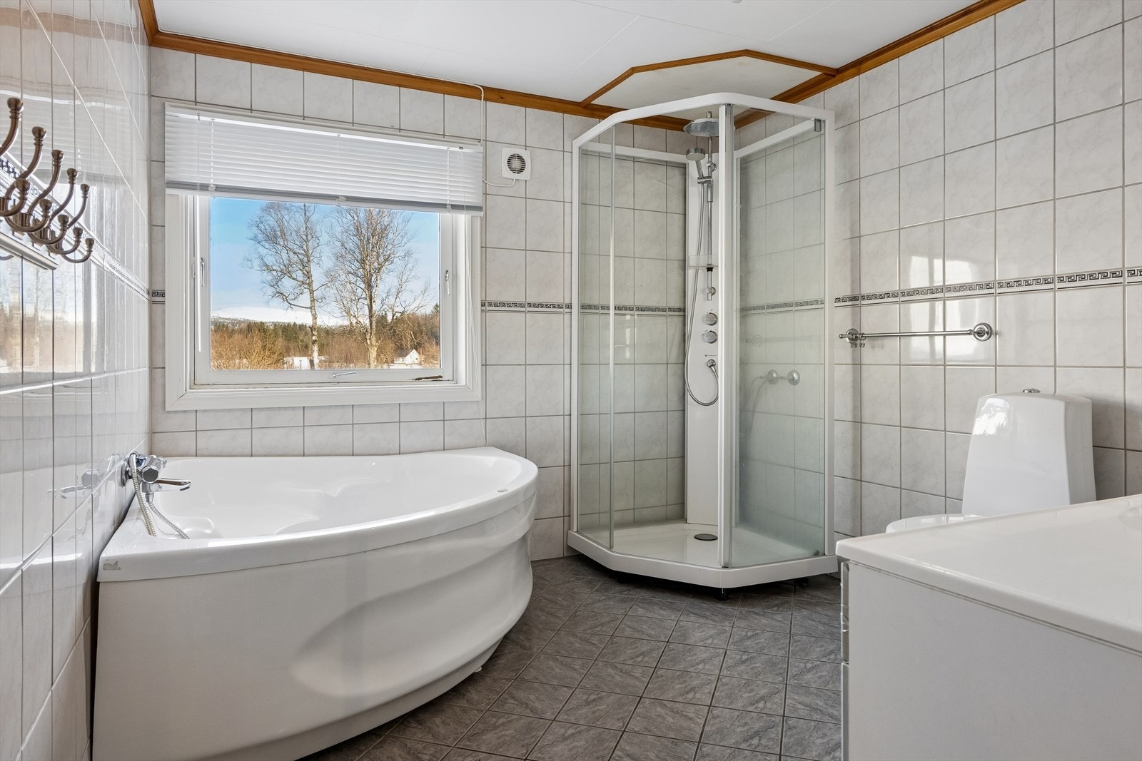 Bad med wc. Boligen har bad, vaskerom og 2 stk. wc. Galleribilde