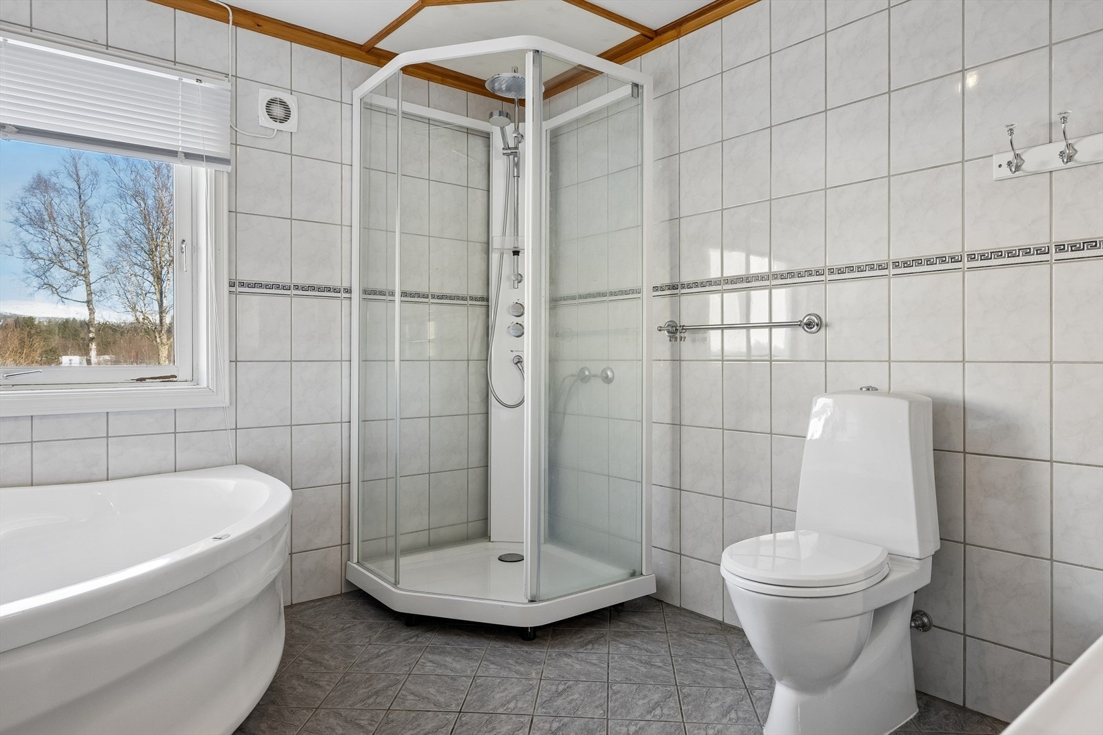 Bad med wc. Boligen har bad, vaskerom og 2 stk. wc. Galleribilde