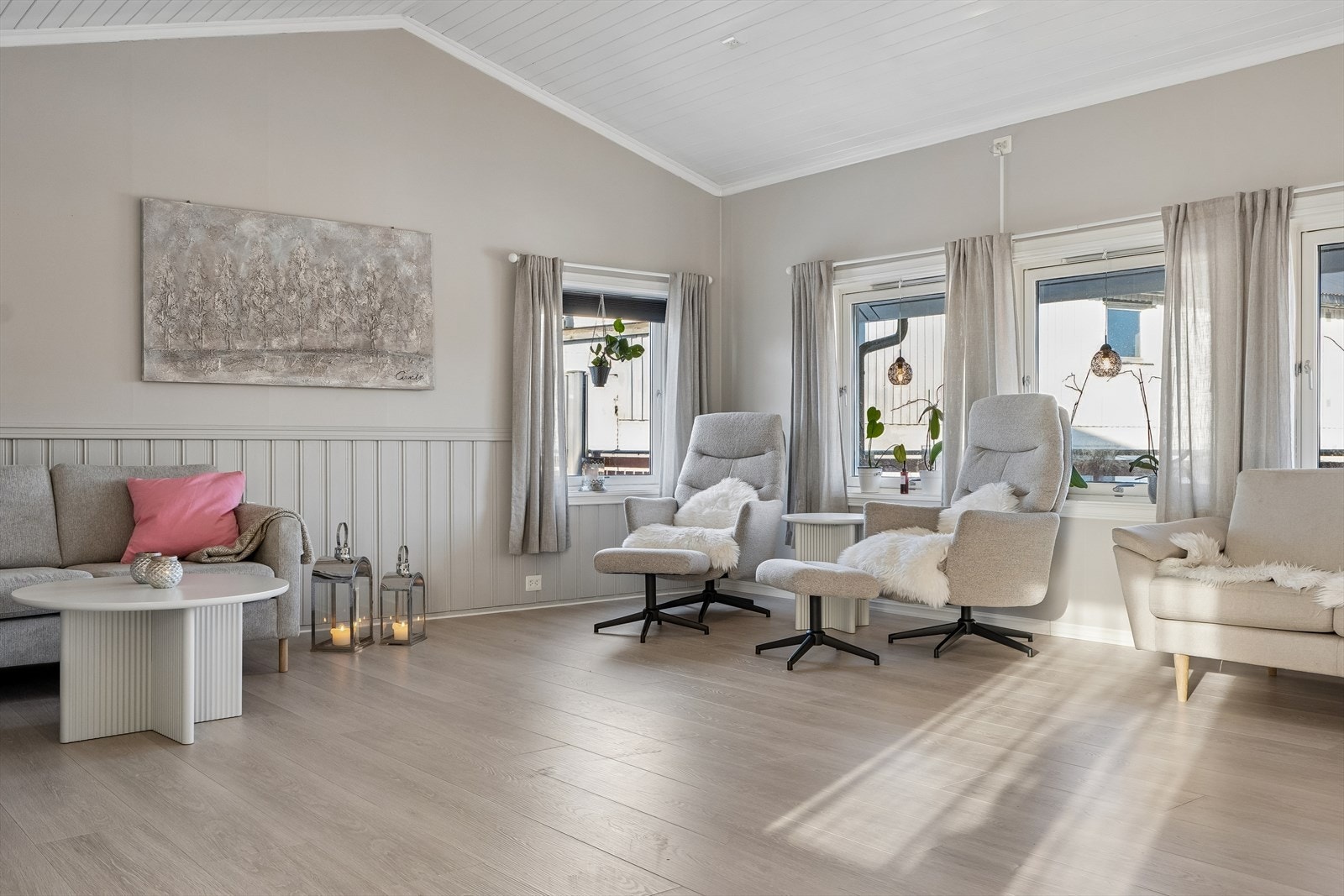 Stue har flere soner for enkel møblering Galleribilde