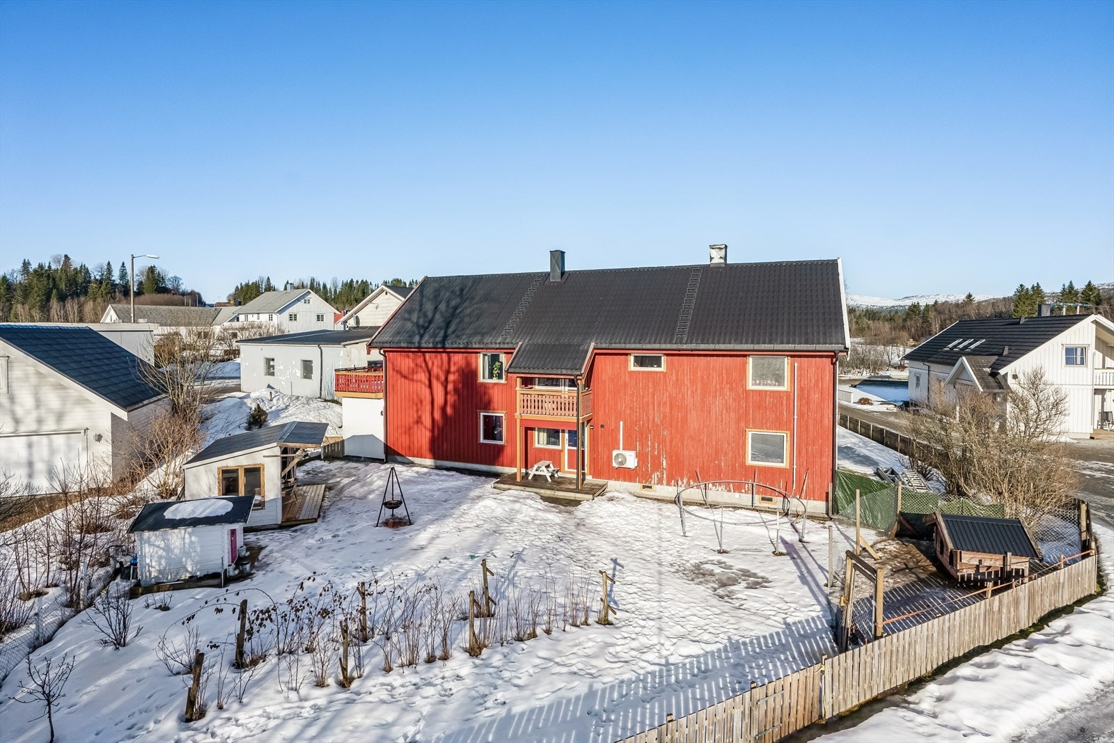 Dette er en romslig familiebolig med god plass. Flat eiet tomt. Gang og sykkelveg til skole og sentrum m.m. Baksiden og ene gavl vegg ikke malt. Galleribilde
