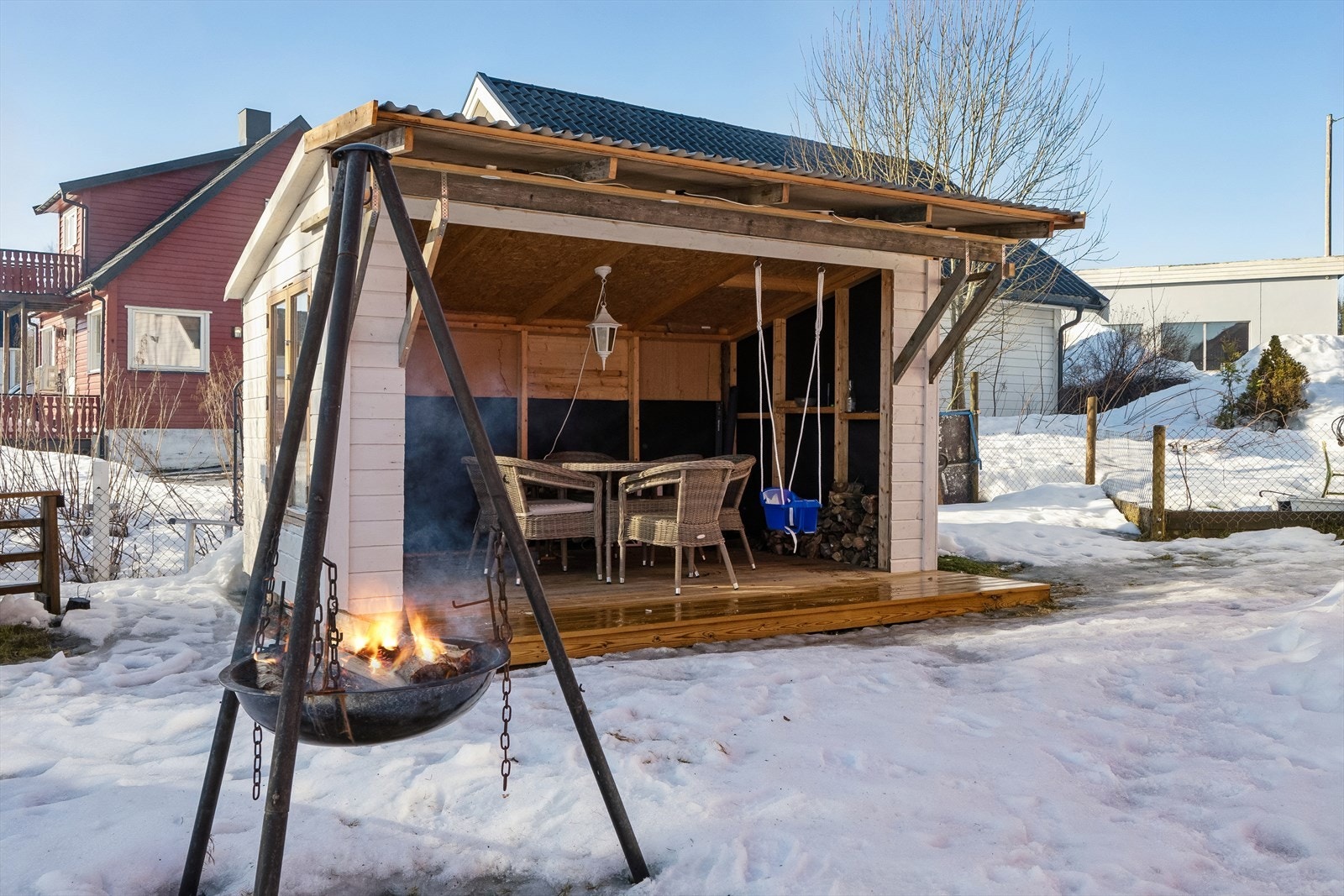 Skjermet hage med bla. gapahuk/ utestue Galleribilde