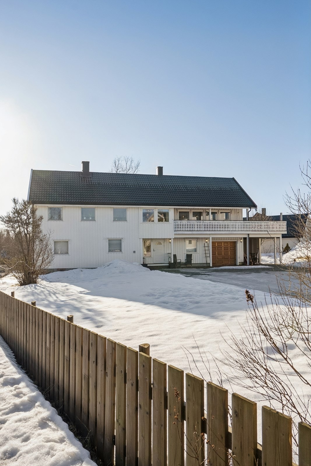 Flat eiet tomt på 1.176 kvm. Kort veg til skole, barnehage, idrettsanlegg, matbutikk og Overhalla
industripark. Galleribilde