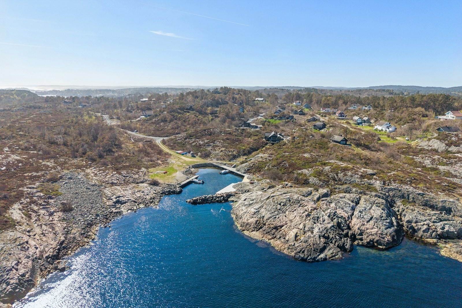 Bryggeanleggene med båtplasser ligger godt beskyttet innenfor en solid molo. Galleribilde