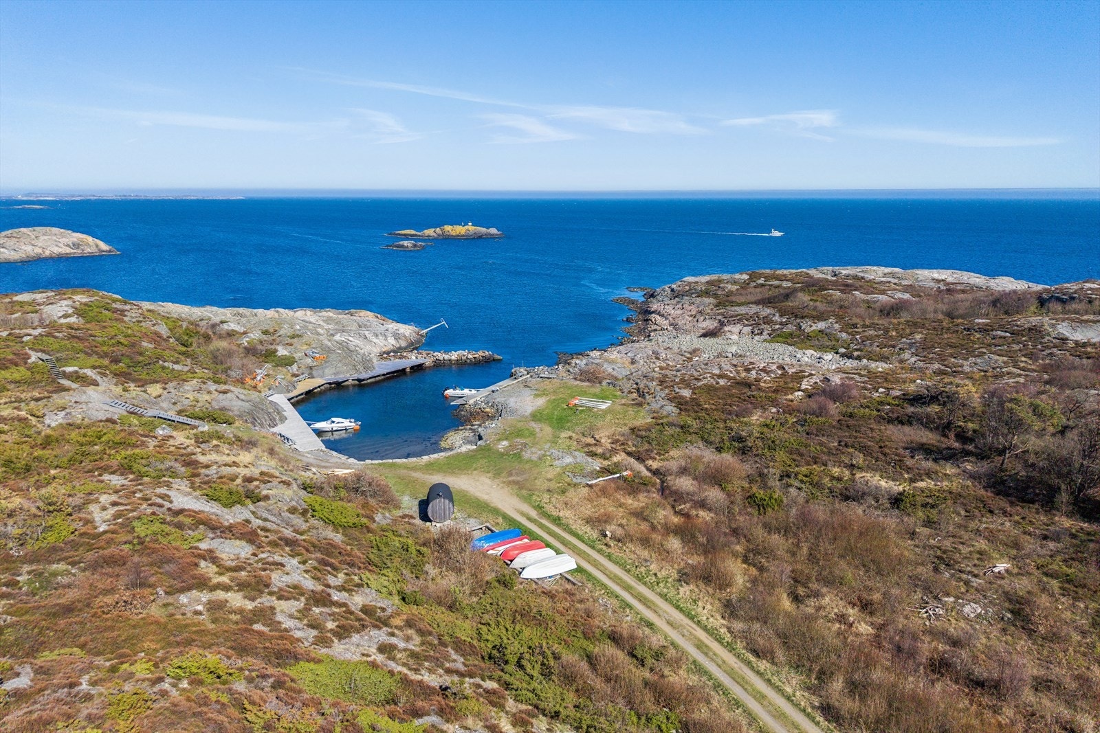 Området ligger ytterst i havgapet med flotte fellesområder og fine turmuligheter. Galleribilde