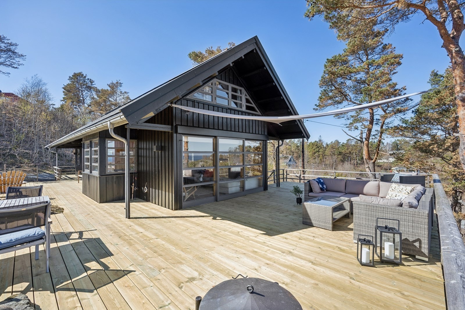 Hytten er omkranset av store, usjenerte terrasser med sol fra morgen til kveld. Galleribilde