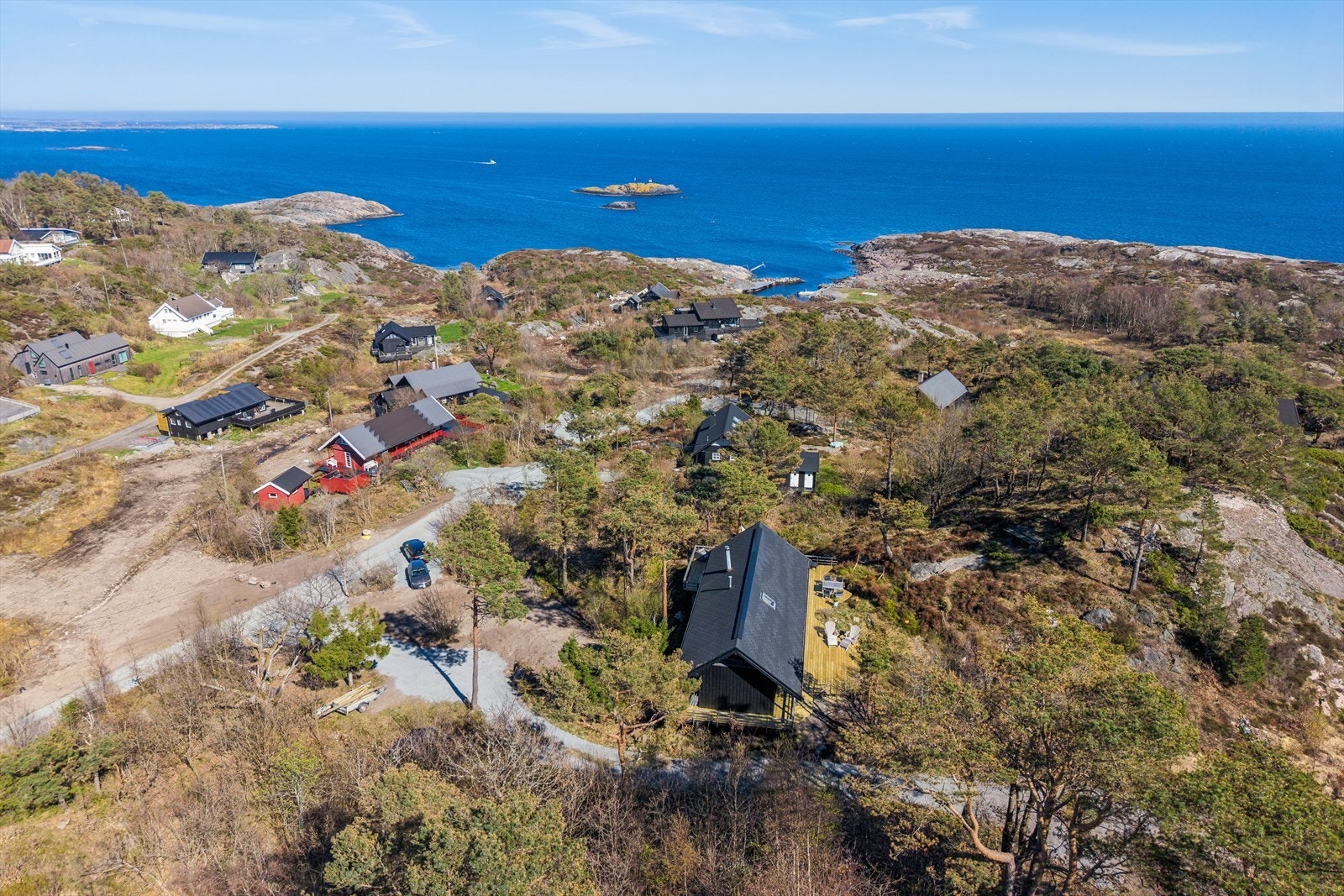 Usjenert beliggende med utsikt mot øst - utover havet og øyene utenfor Grimstad. Til båthavna er det 300 m. Galleribilde