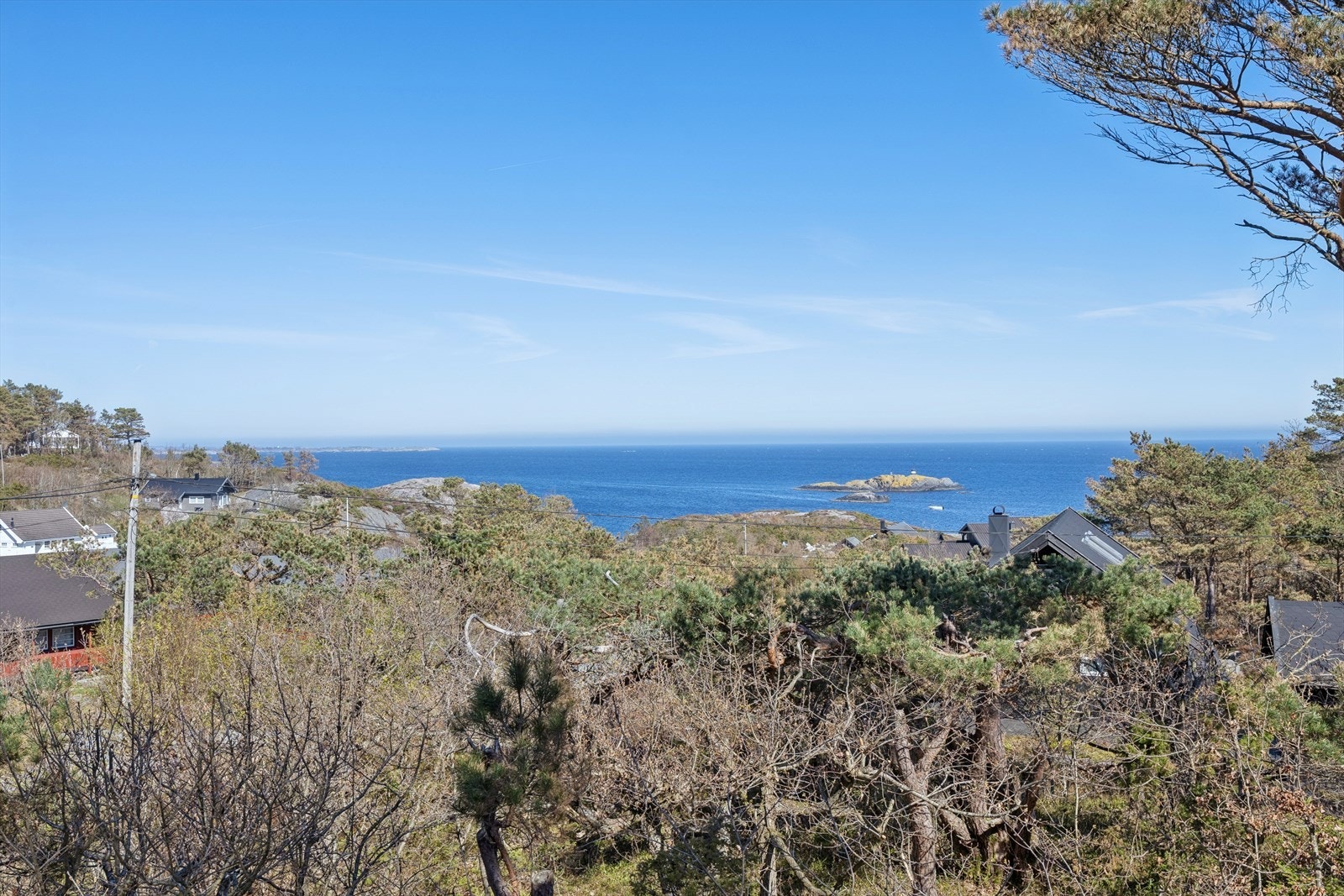 Fra hytta og uteplassene er det fantastisk utsikt utover havet. Galleribilde