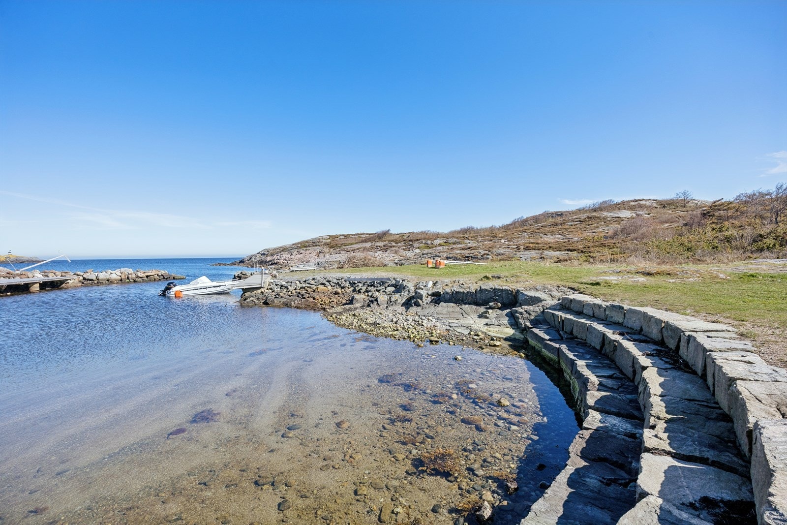 Innerst i bukta er det fint å bade for de minste. Galleribilde