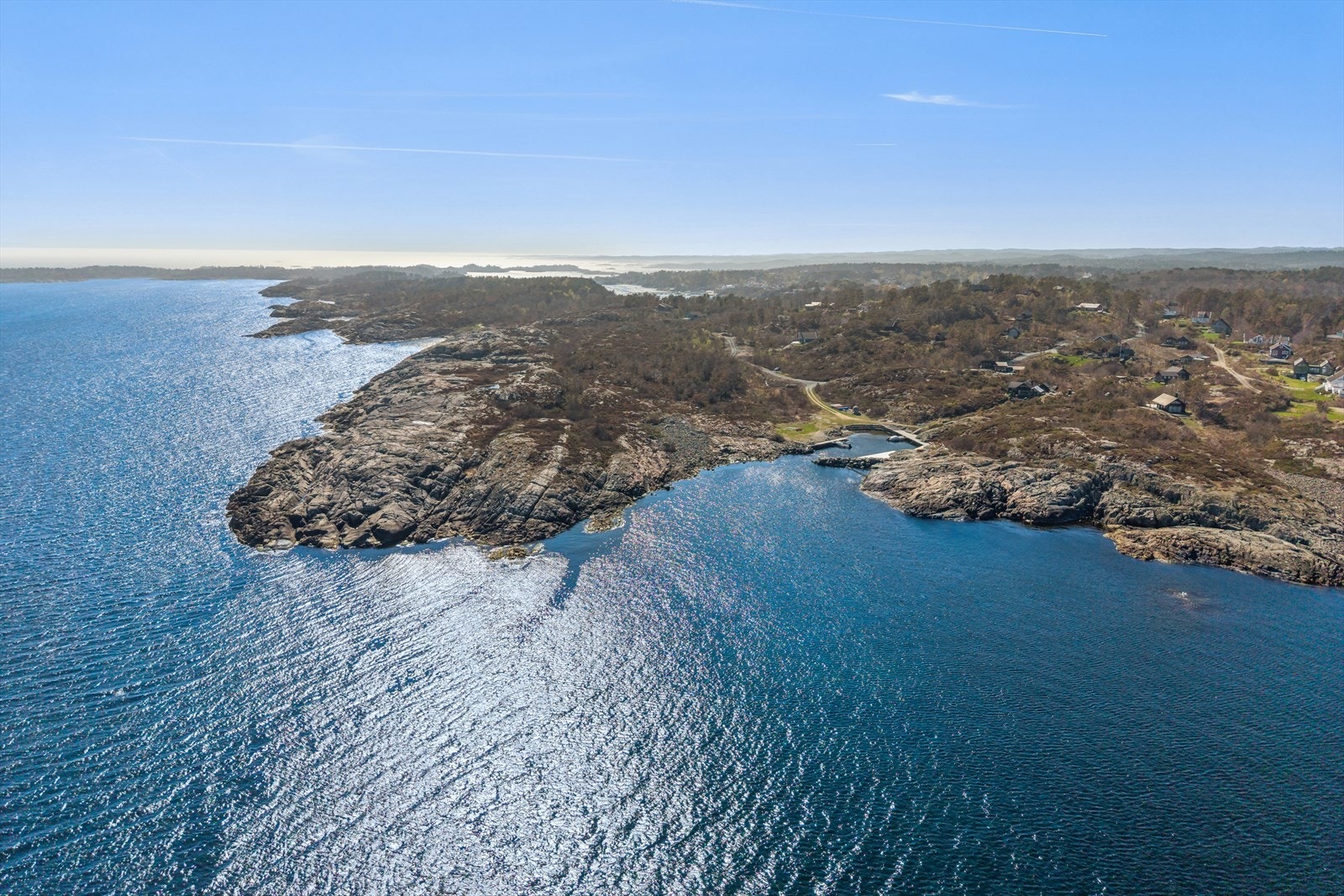 I bakgrunnen sees Homborsund og leia mot Lillesand. Med båt er det kort avstand til den flotte skjærgården mellom Homborsund og Lillesand. Galleribilde