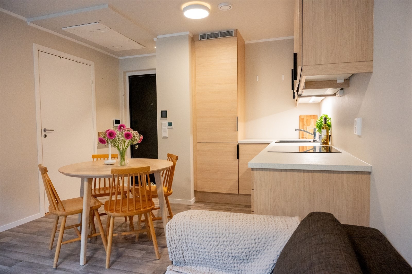 I opphandsrommet er det plass til både spisebord og sofagruppe. Her er balansert ventilasjon med varmegjenvinnar samt vassboren varme i golv. Galleribilde