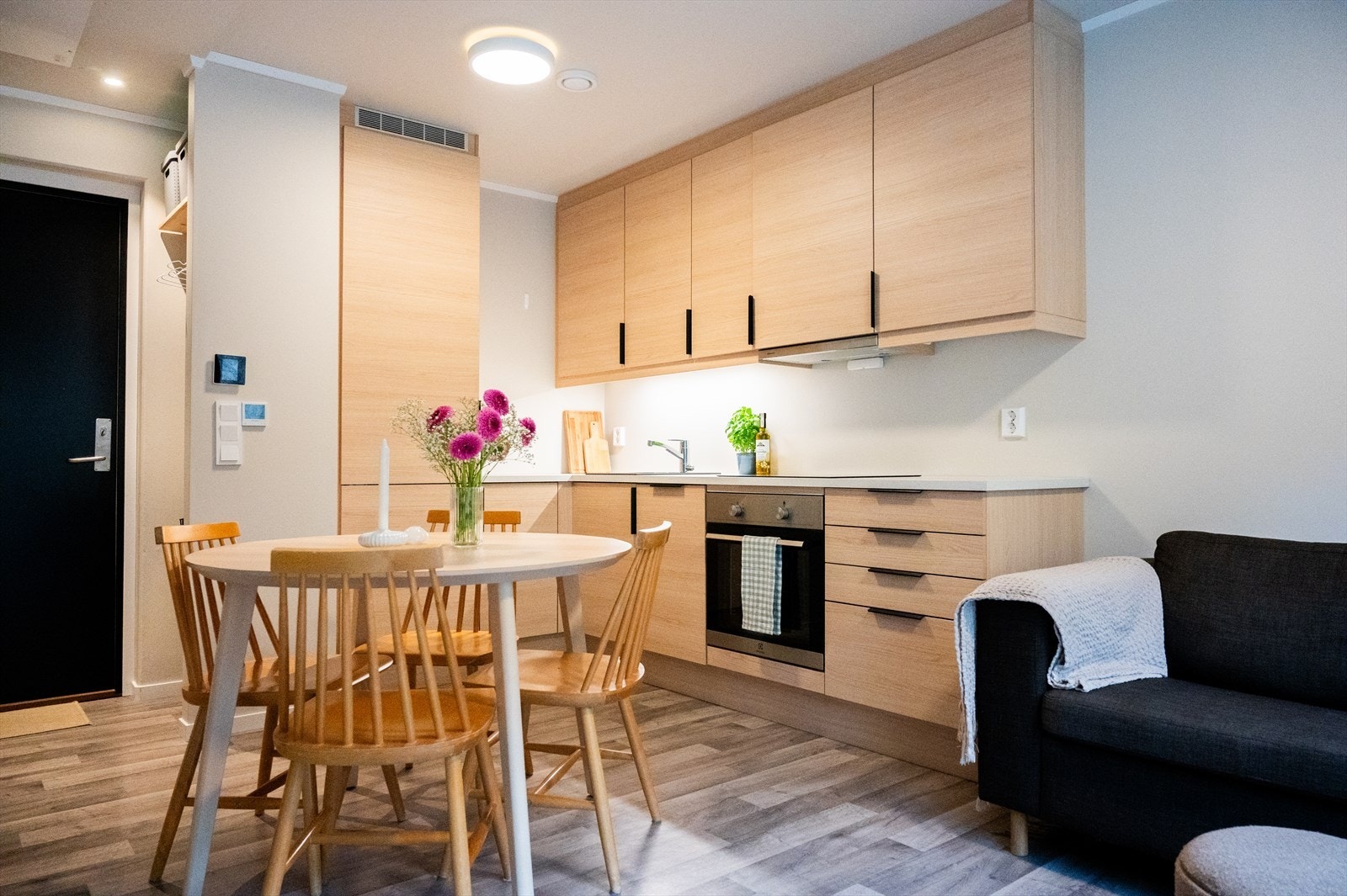 Velkommen inn - Entréen har ein praktisk utforma med veggnisje med plass til yttertøy og sko. Vidare kjem du inn til stove og kjøken i ei open og sosial løysing. Galleribilde