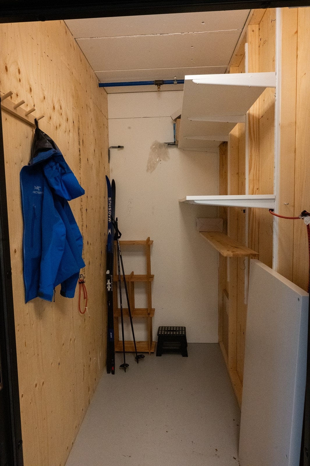 Praktisk sportsbod med mykje oppbevaringsplass i kjellar. Galleribilde