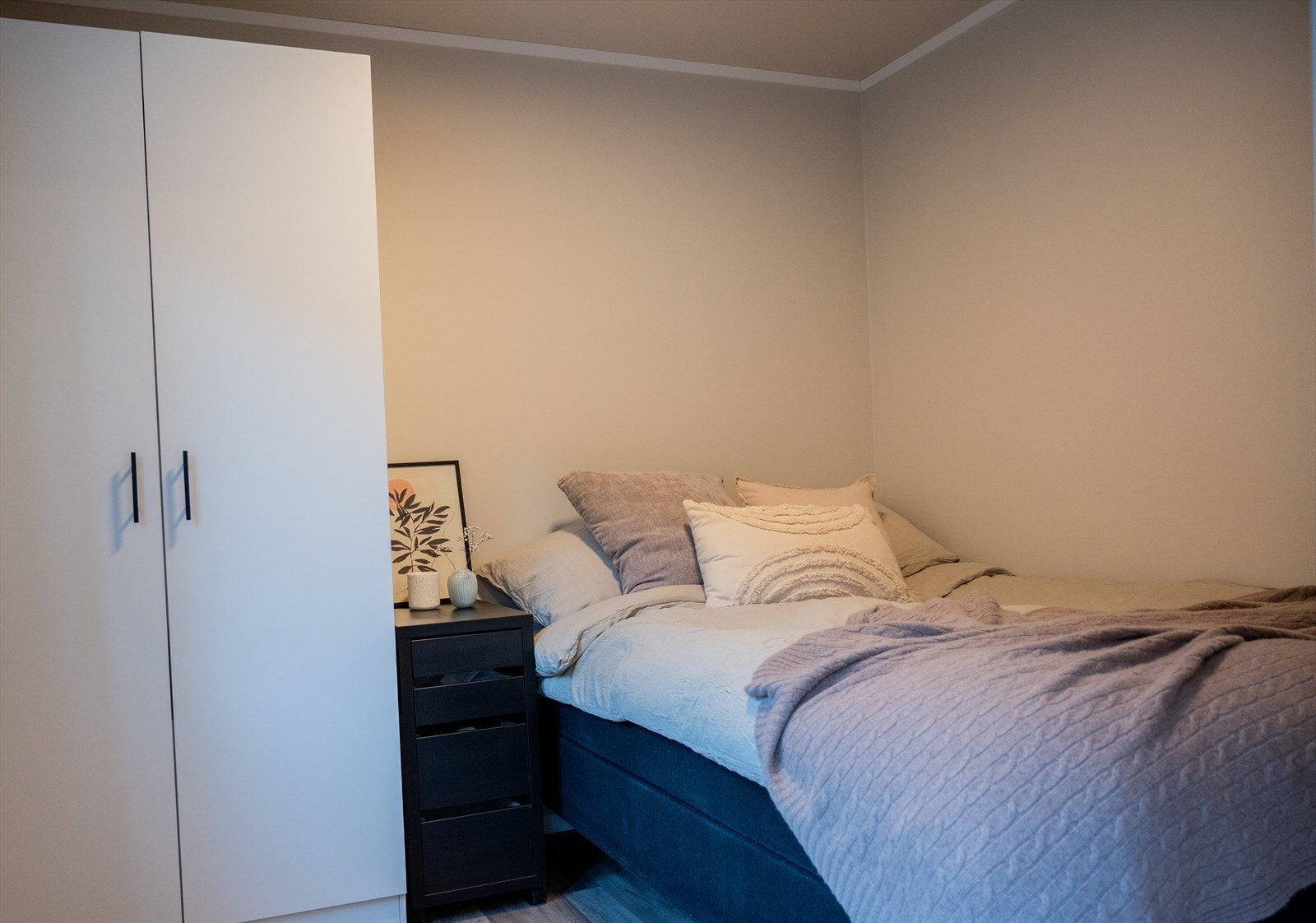 Soverom med tilkomst frå stove med plass til møblering av dobbeltseng, garderobe og anna ønskja innreiing. Galleribilde