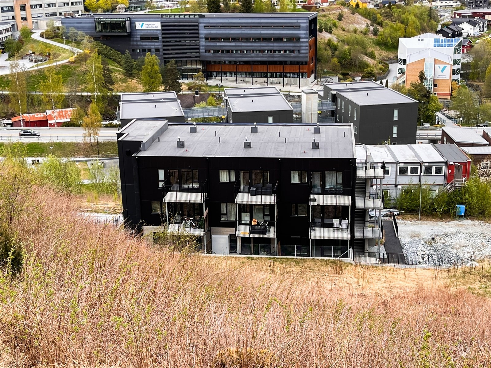 Frå leilegheita er det er kort avstand til Campus med treningssenter, klatresenter, storhall, høgskule og vidaregåande skule. Velkommen på visning! Galleribilde