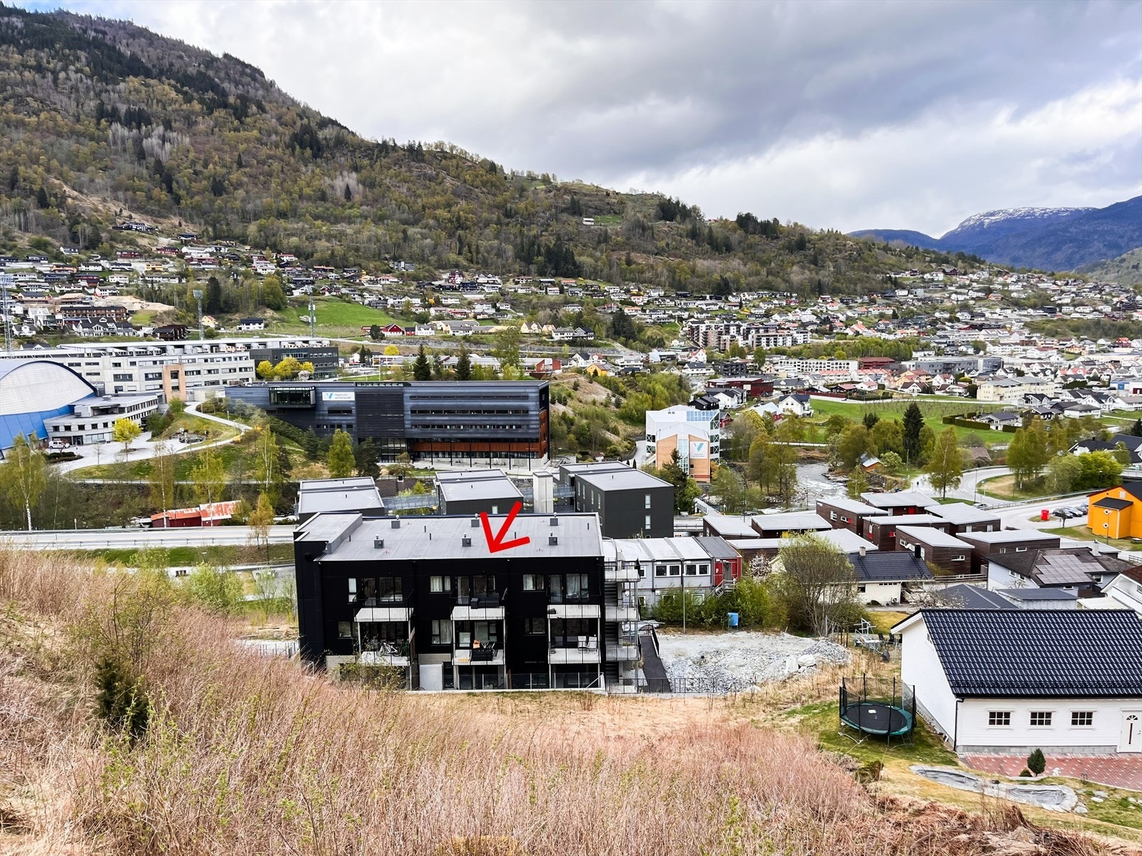 Leilegheita ligg øverste etasje og vender mot baksida av bygget. Dette gir gode solforhold og skjerming frå støy og trafikk. Galleribilde