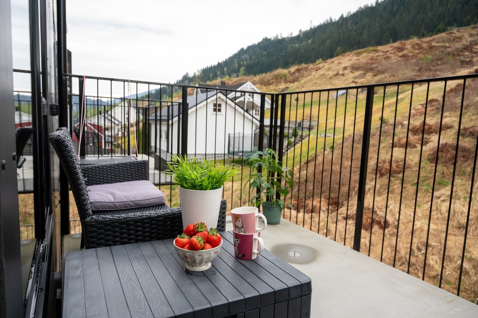 Frå stova er det utgang til ein sørvendt og skjerma veranda på 7 kvm. Her kan ein nyte gode solforhold fram til kl 21 sommarstid. Verandaen har god plass til utemøblar. Galleribilde