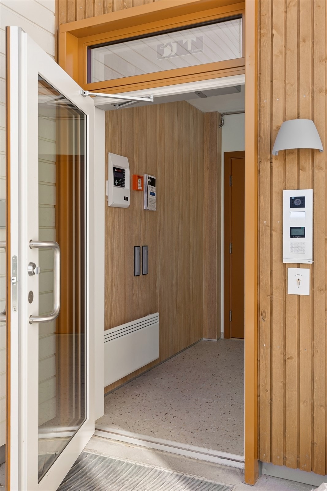 Felles inngangsdør til bygget. Galleribilde
