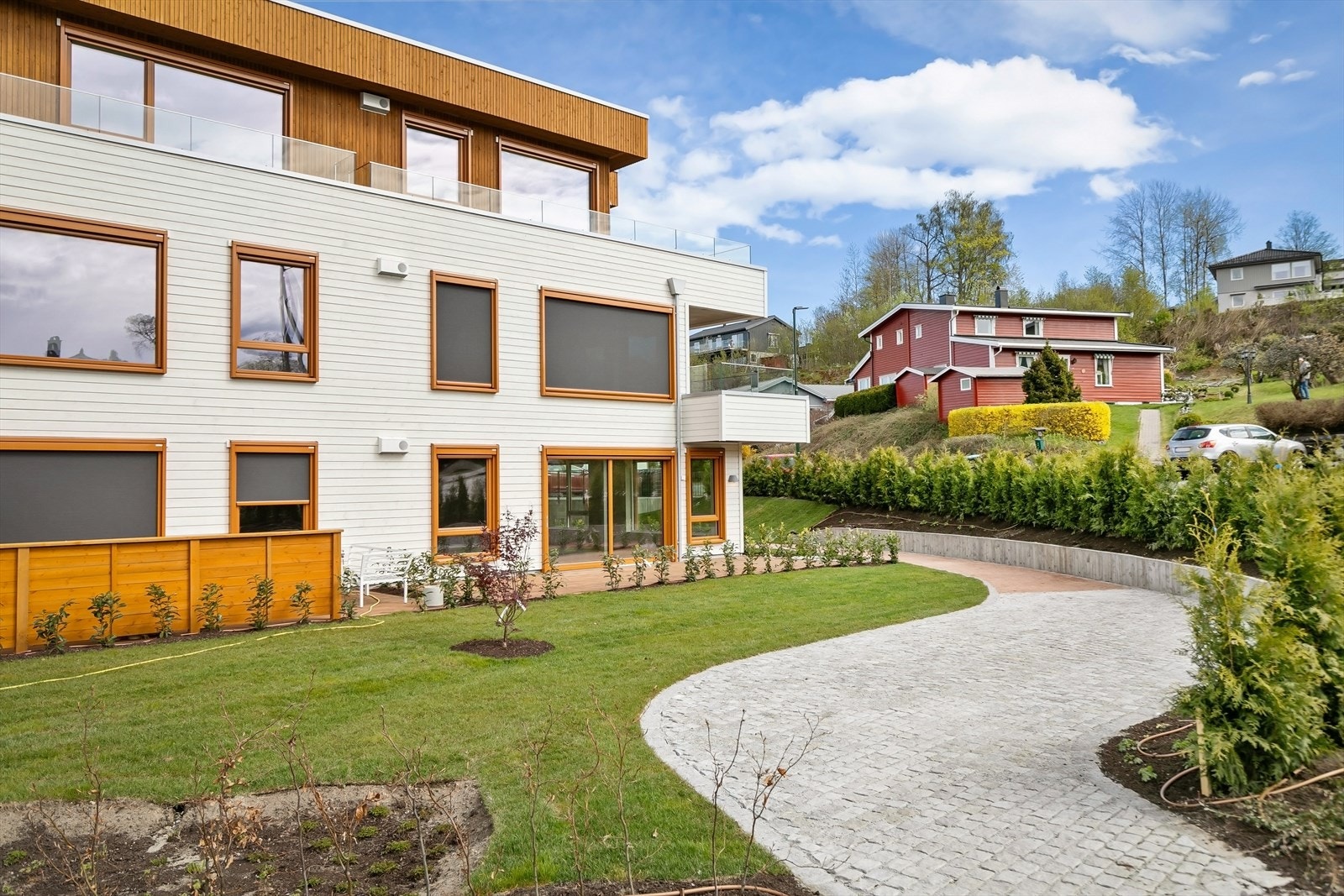 Utvendig er hage opparbeidet til glede for alle beboerne. Galleribilde