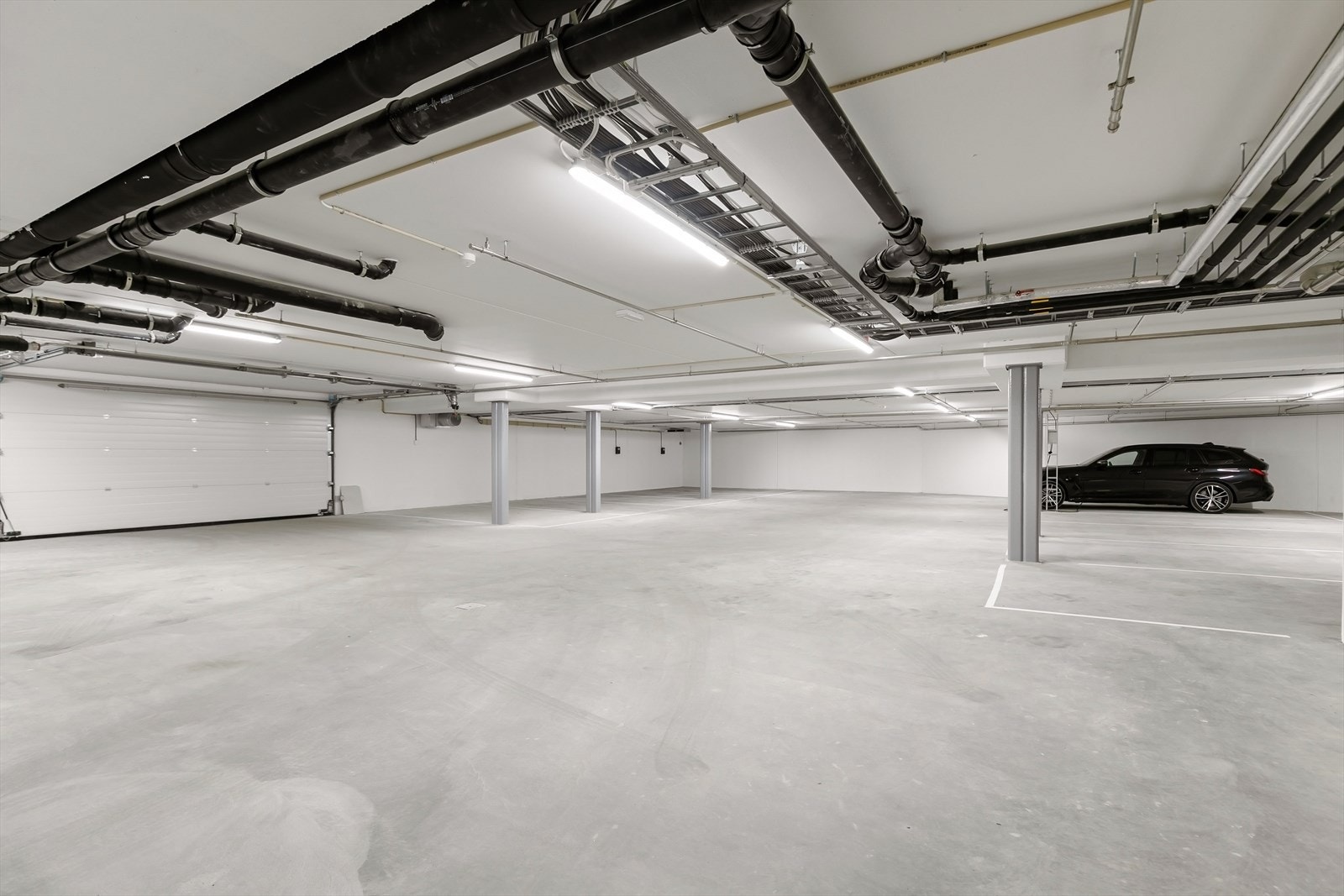Parkering for to biler. Galleribilde