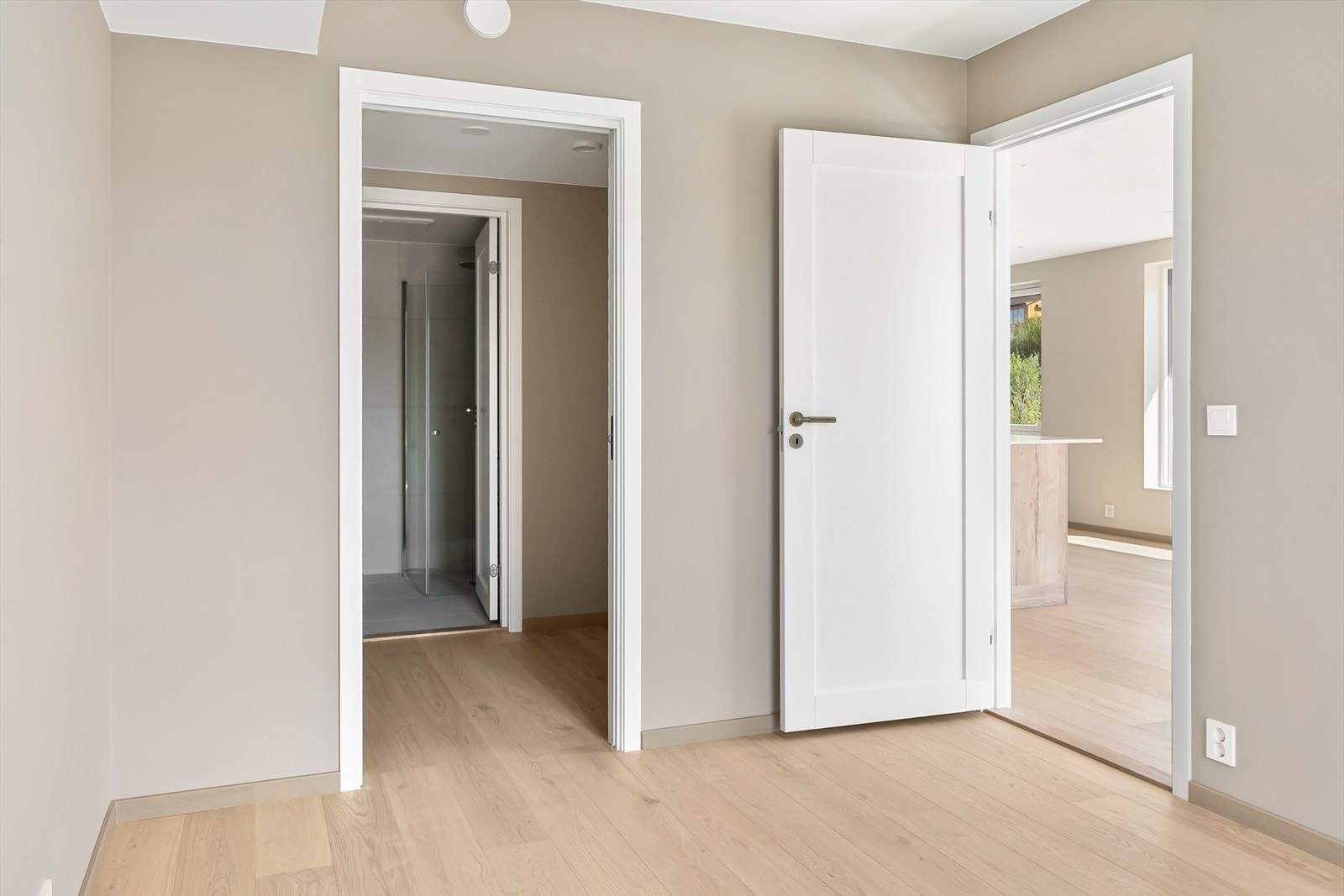 Hovesoverommet ligger i suiteløsning med walk-in garderobe og eget bad. Galleribilde