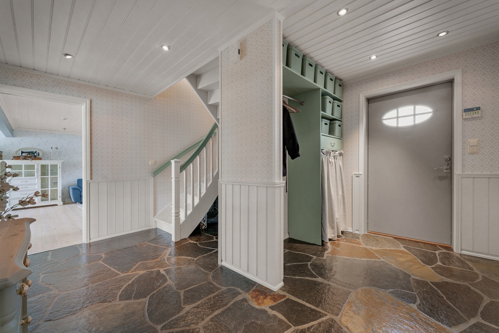 Fra gangen har man inngang til eget toalettrom og vaskerom/ teknisk rom Galleribilde