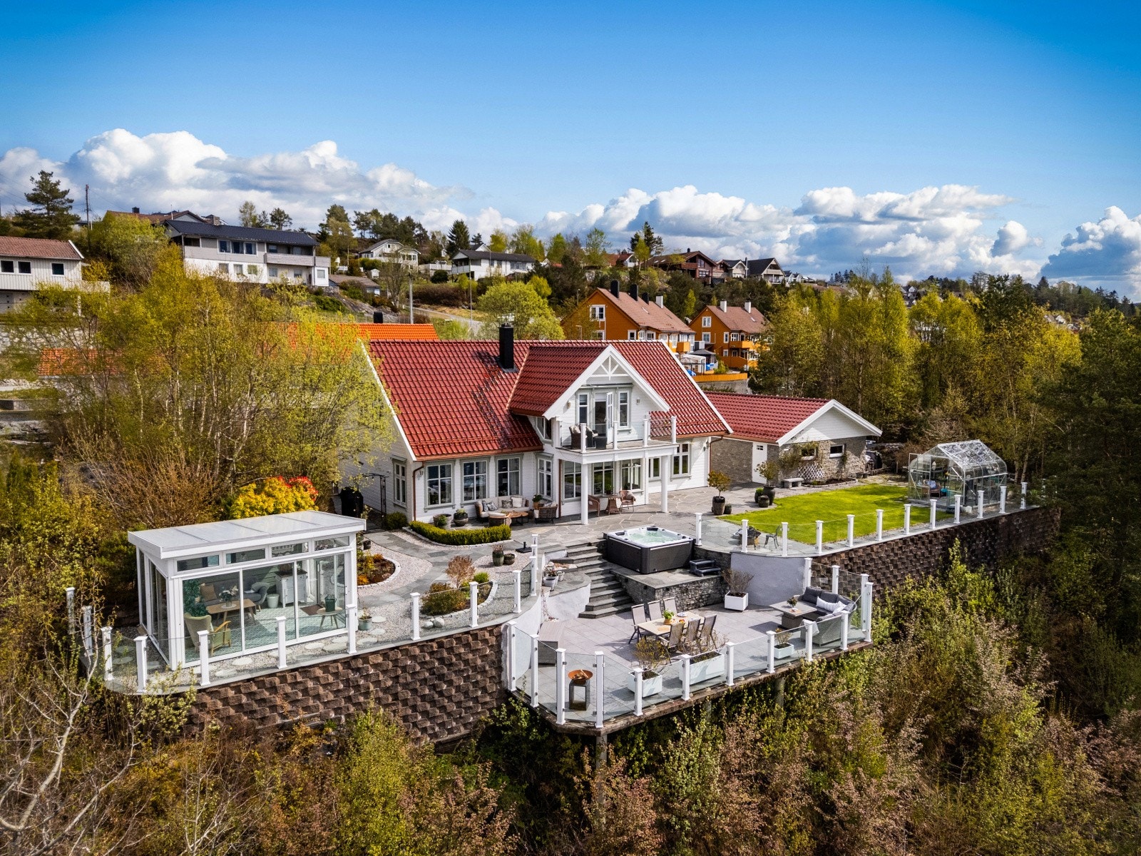 Eiendommen ligger nederst i Brørakastet mot sjøen. Ingen innsyn. Galleribilde