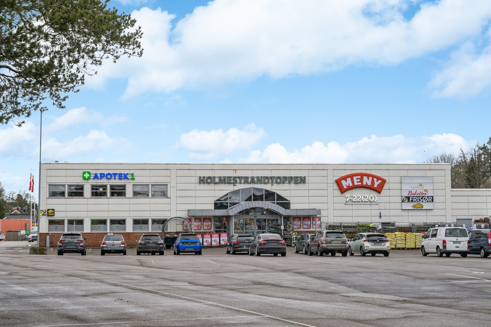 Fra boligen er det kort avstand til dagligvareforretninger på Holmestrandstoppen, samt gangavstand til Coop Extra på Gullhaug. Galleribilde
