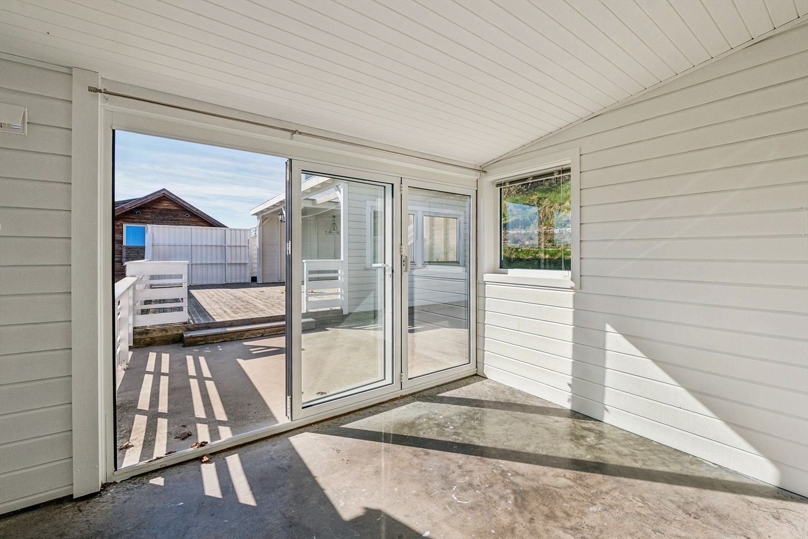 Fra stuen er det direkte utgang til en innbydende, innglasset vinterhage med god plass til møblering - et perfekt rom for å nyte årstidene i lune omgivelser. Herfra er det også adkomst til en praktisk lagringsbod. Galleribilde
