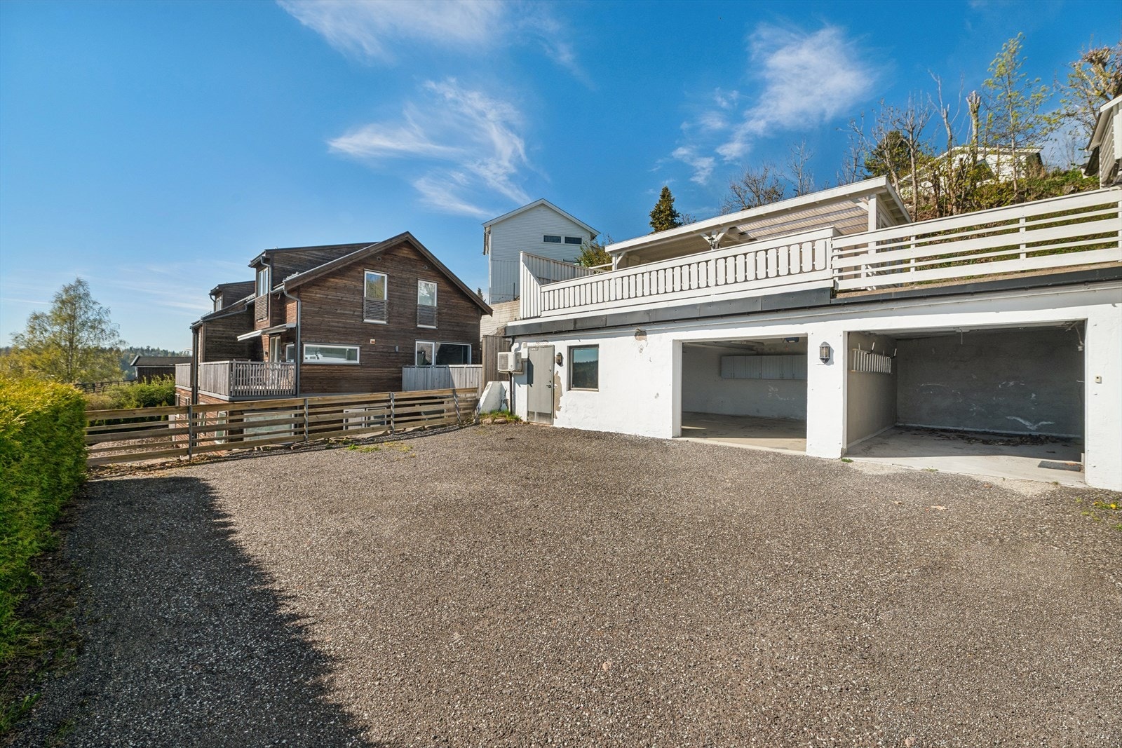 Stor gårdsplass med god plass til parkering. Galleribilde