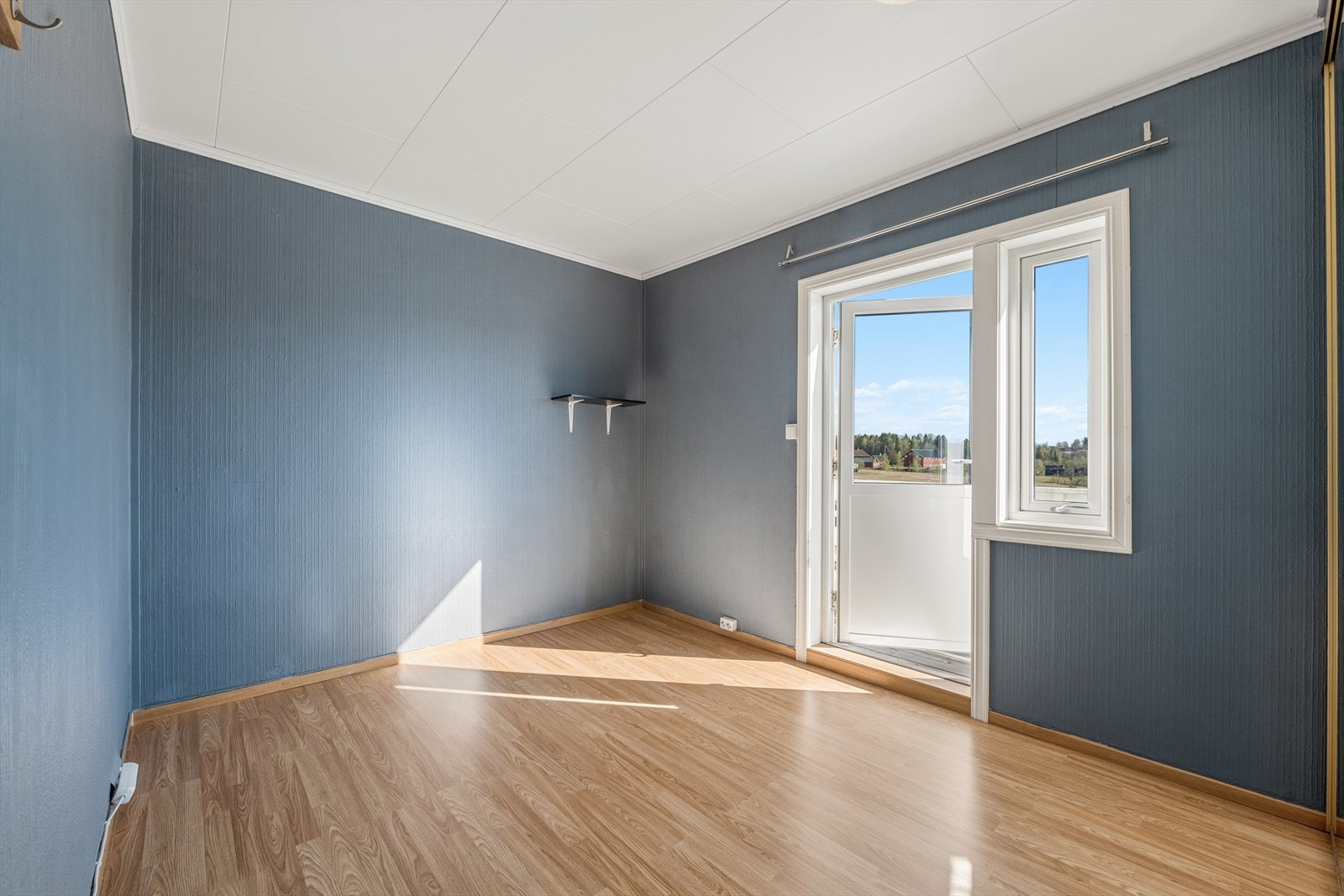 Boligen har to soverom i 1. etasje. Soverommene har god plass til dobbeltseng med tilhørende nattbord og ønskede garderobeløsninger. Galleribilde