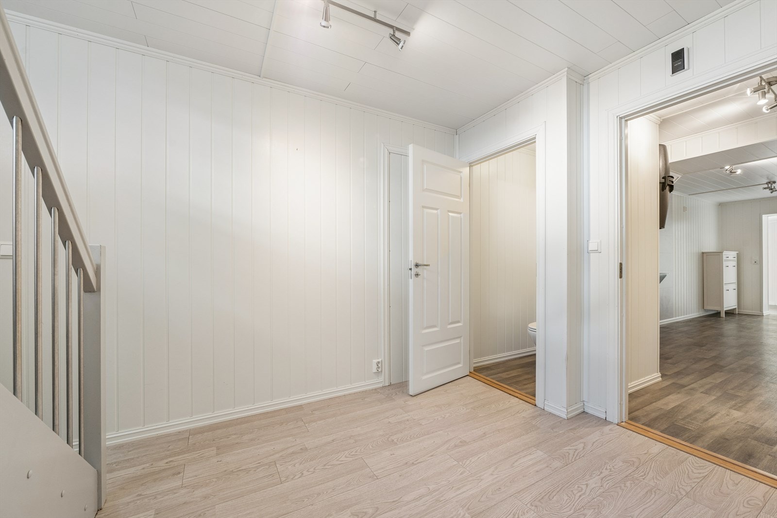 I underetasjen finner vi en fordelingsgang med praktisk skyvedørsgarderobe, eget toalettrom og soverom. Det gjøres oppmerksom på at underetasjen ikke er omsøkt eller godkjent slik den er innredet i dag. Galleribilde