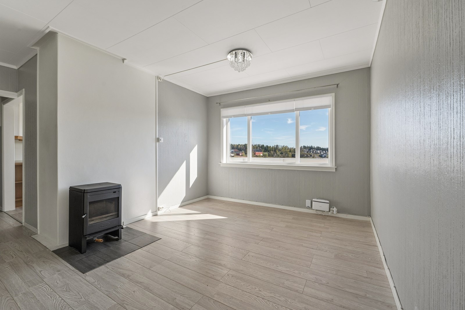 Peis skaper en lun og behagelig atmosfære, i tillegg til varmepumpe som gir både varme og kjøling etter behov. Galleribilde