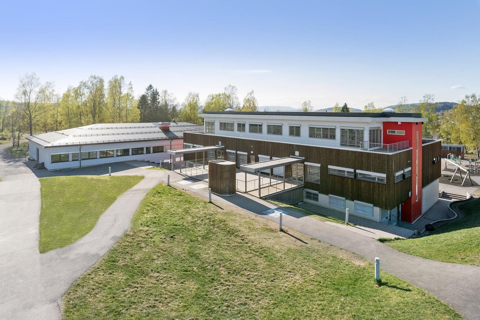 Moderne og pen skole, barnehage og flerbrukshall i gangavstand fra boligen. Galleribilde