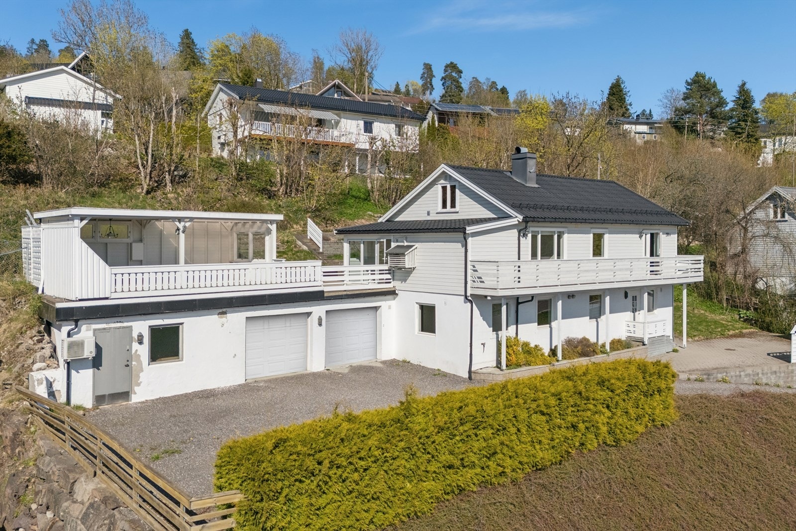 En innholdsrik enebolig med store terrasser, pen tomt med hage og dobbelgarasje. Galleribilde