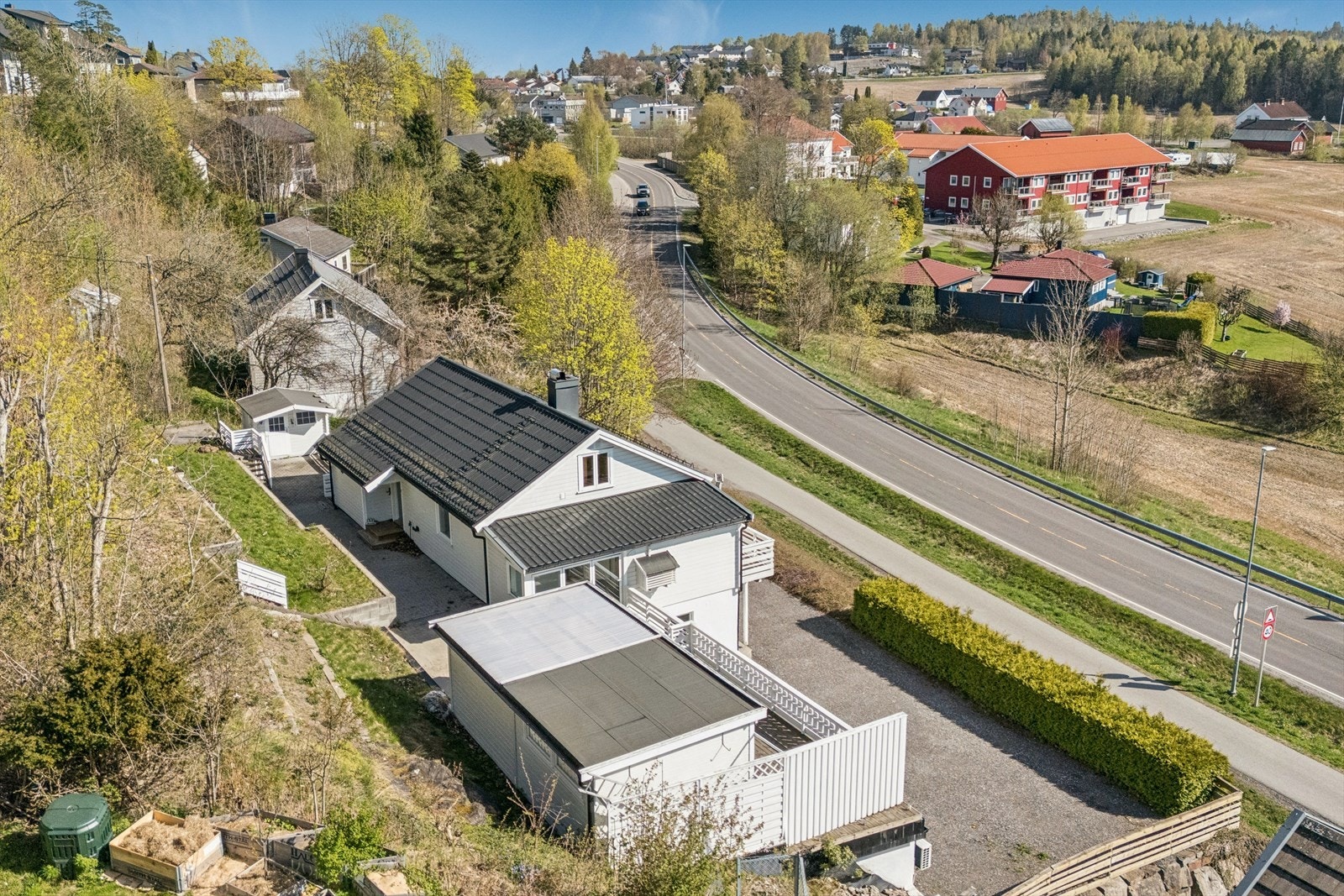 Tomten er pent opparbeidet med gruset gårdsplass, steinbelagt inngangsparti, plenområder og fine støttemurer. Galleribilde