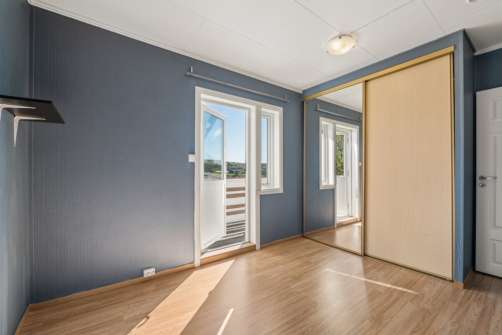 Hovedsoverommet har en stor skyvedørsgarderobe og utgang til et fint terrasseområde via dør med glass. Galleribilde