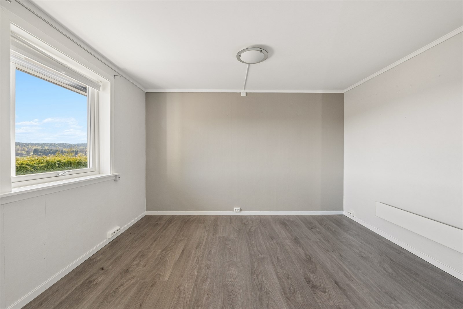 Romslig og innbydende stue med åpen løsning og gode møbleringsmuligheter. Galleribilde