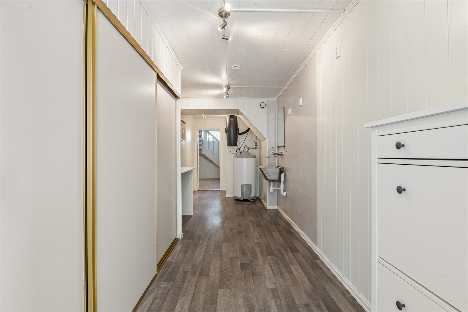 I gangen er det opplegg for vaskemaskin og en varmtvannsbereder fra 2015. Galleribilde