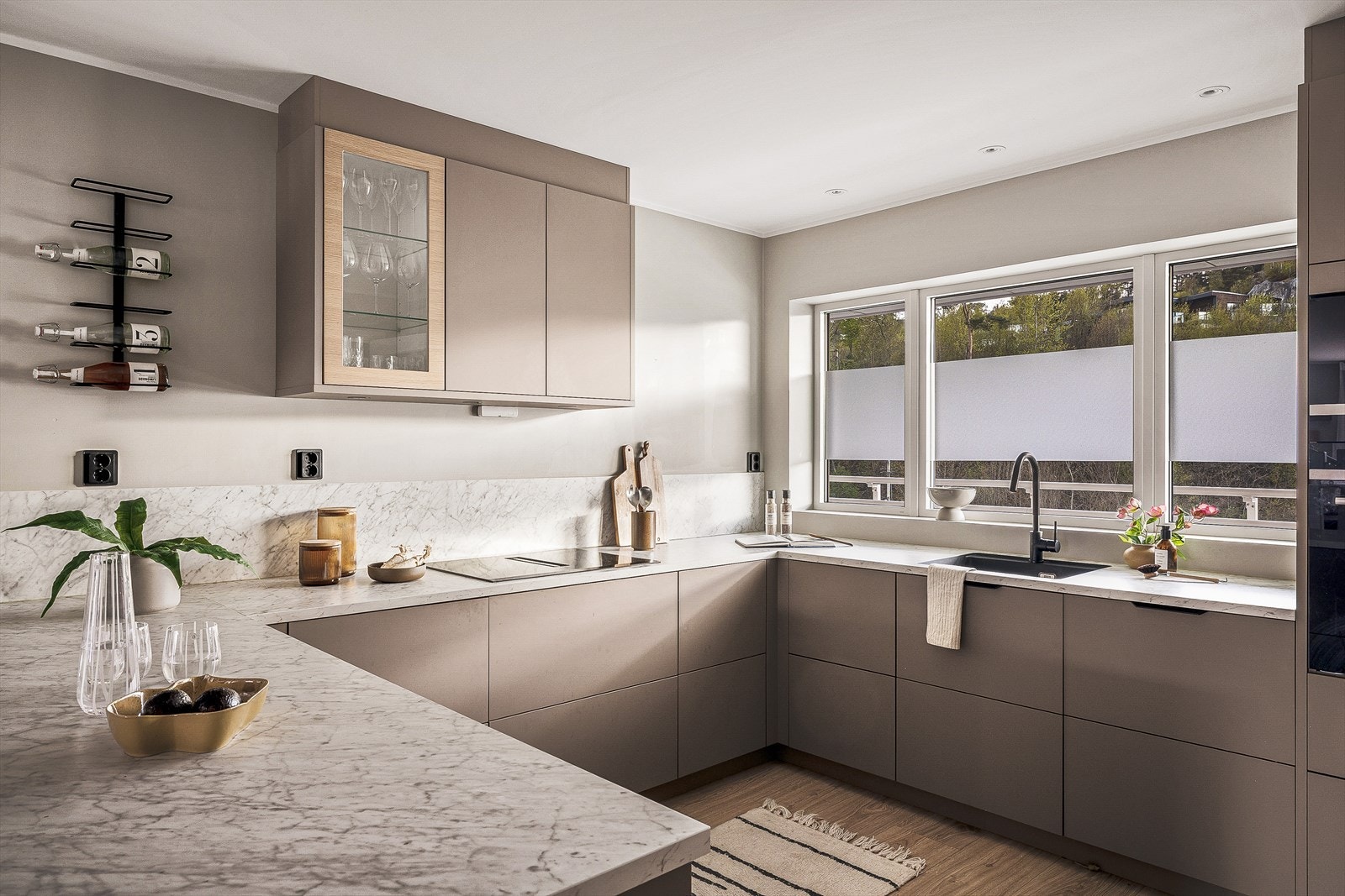 Listen med oppgraderinger ligger vedlagt i salgsoppgaven | Merk den lekre backsplash løsningen! Galleribilde