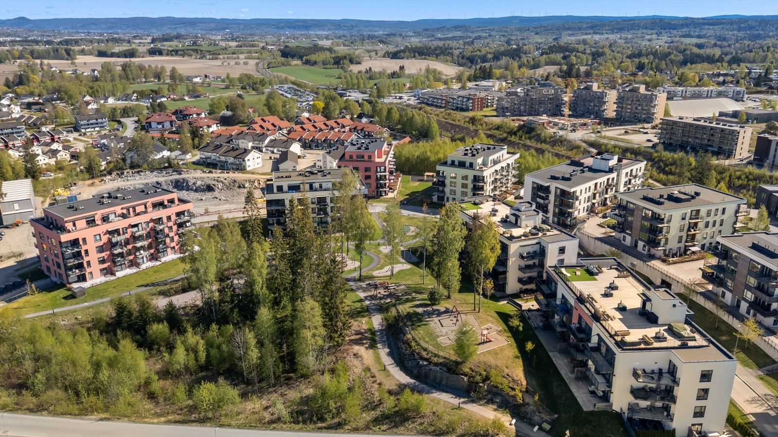 Fra leiligheten er det kort vei til skog og mark, med gode turmuligheter året rundt. Galleribilde