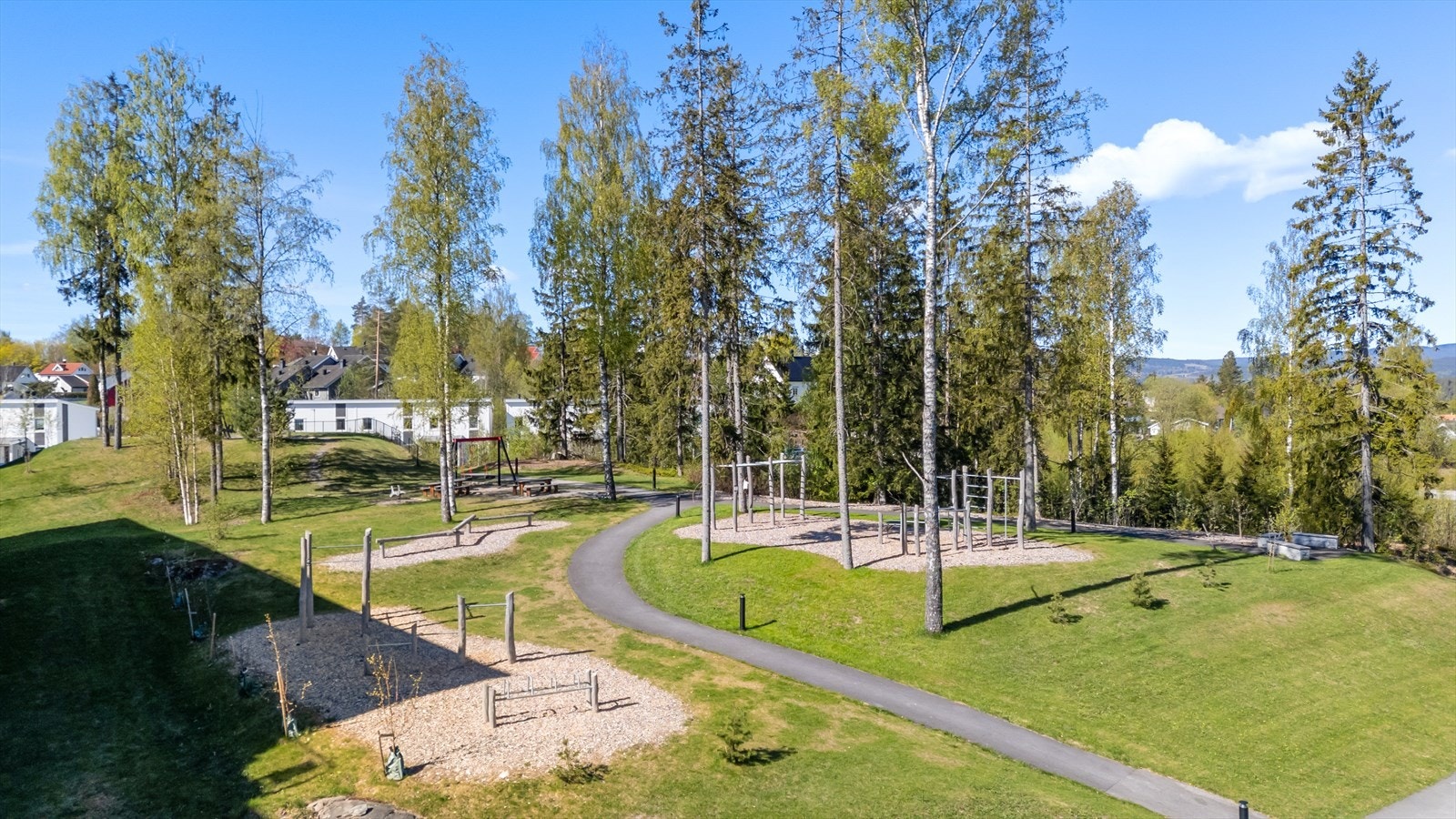 Boligområde med nærhet til både natur og sentrumsfasiliteter. Galleribilde