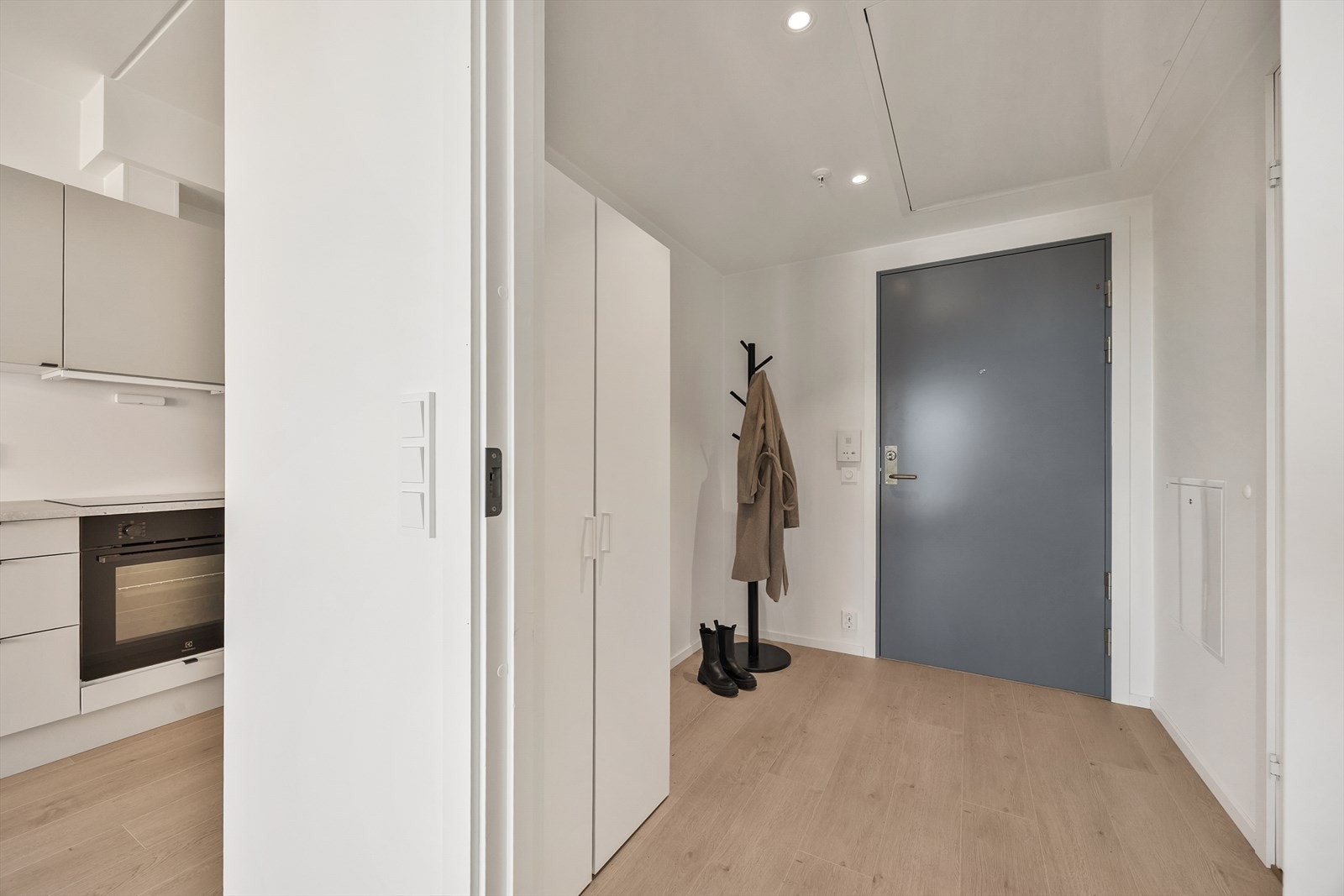 Entré med plass til yttertøy. Balansert ventilasjon fra SystemAir er plassert over himling og sikrer godt inneklima. Galleribilde